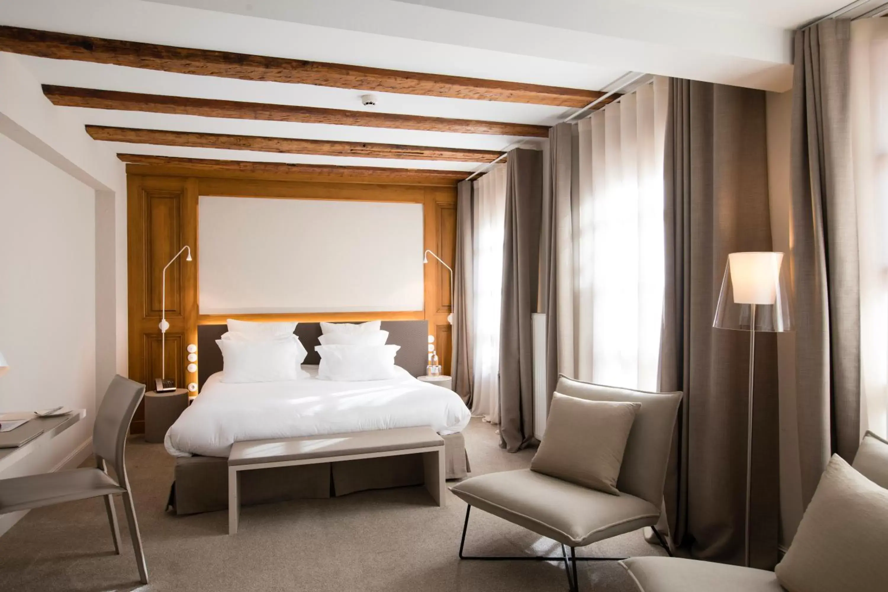 Photo of the whole room, Bed in Relais & Châteaux La Maison Des Têtes
