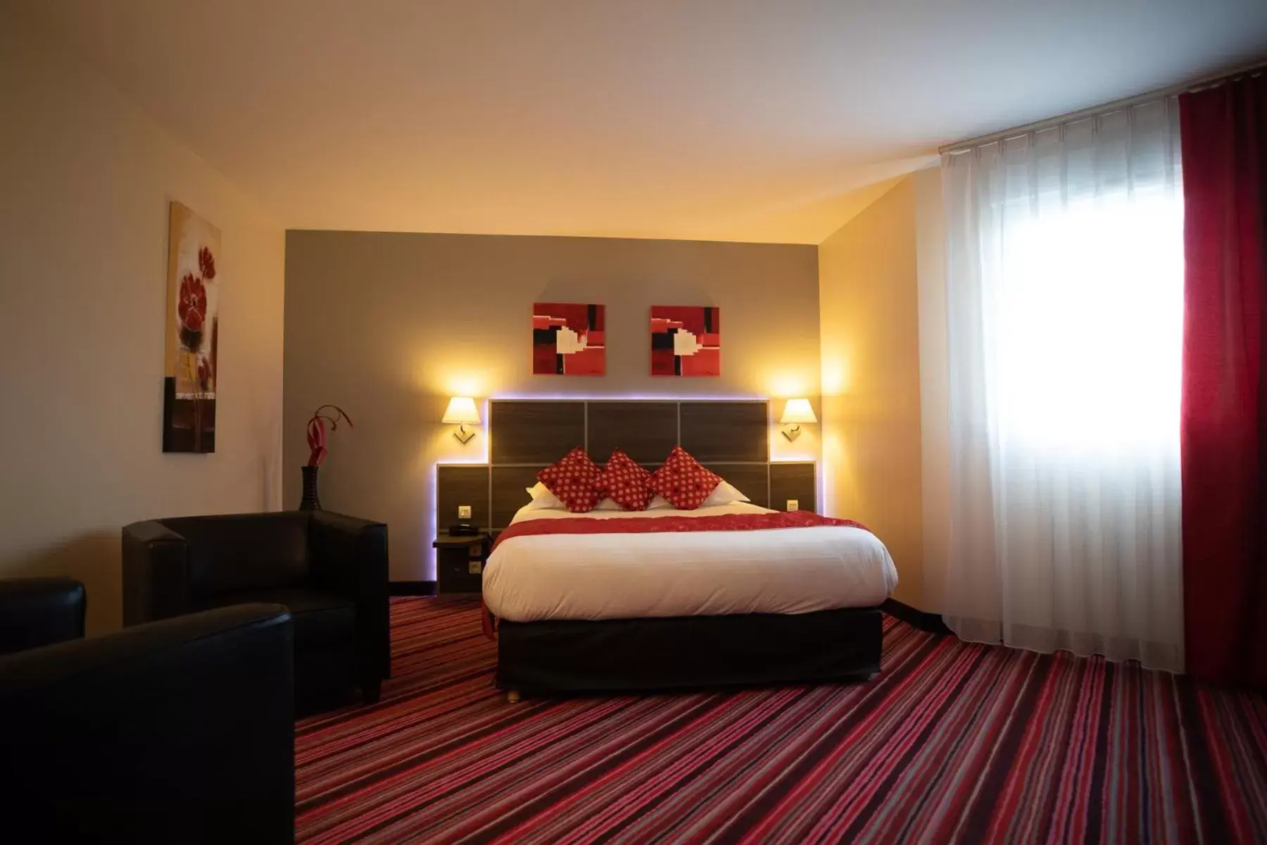 Photo of the whole room, Bed in The Originals Boutique, Actuel Hôtel, Saint-Etienne Aéroport