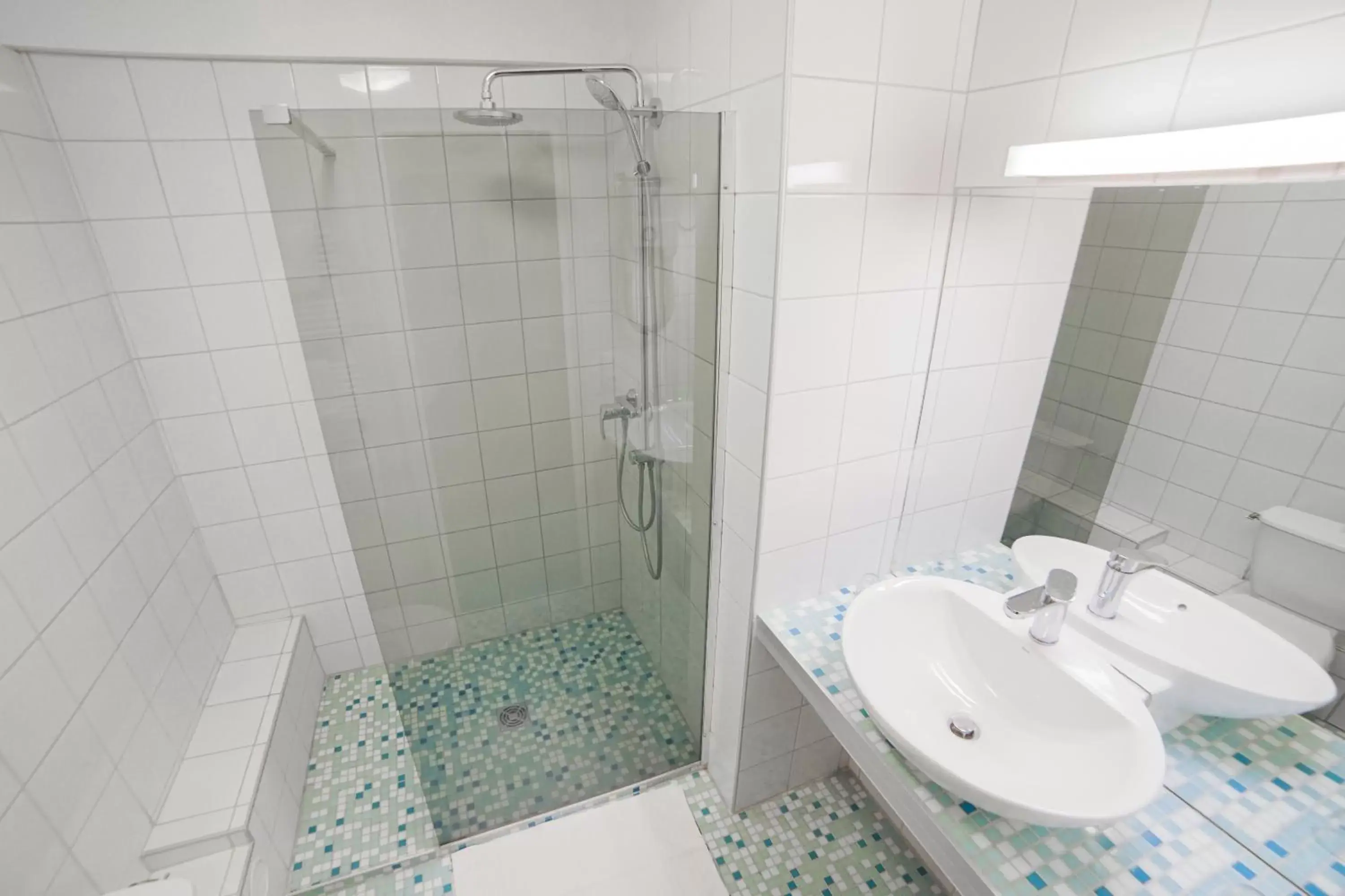 Shower, Bathroom in Hôtel du Helder