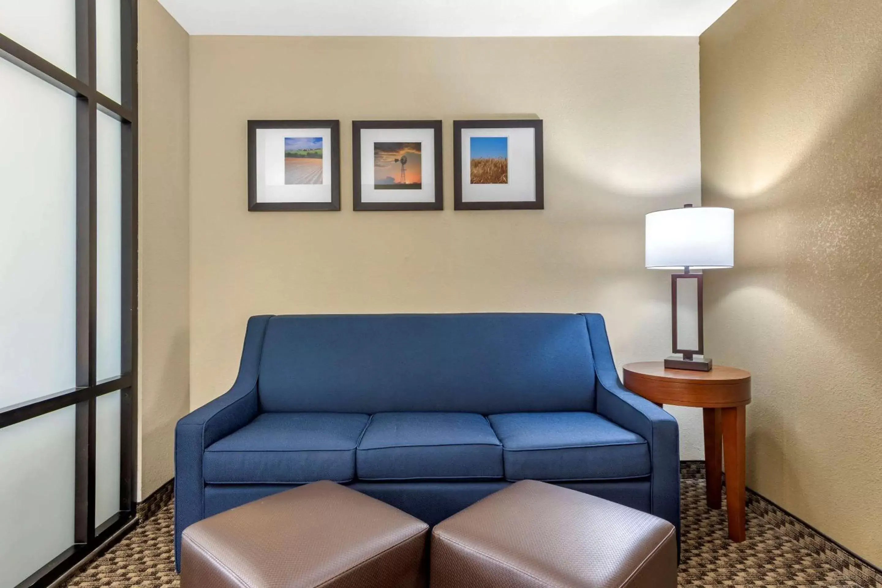 Photo of the whole room, Seating Area in Comfort Suites Manhattan