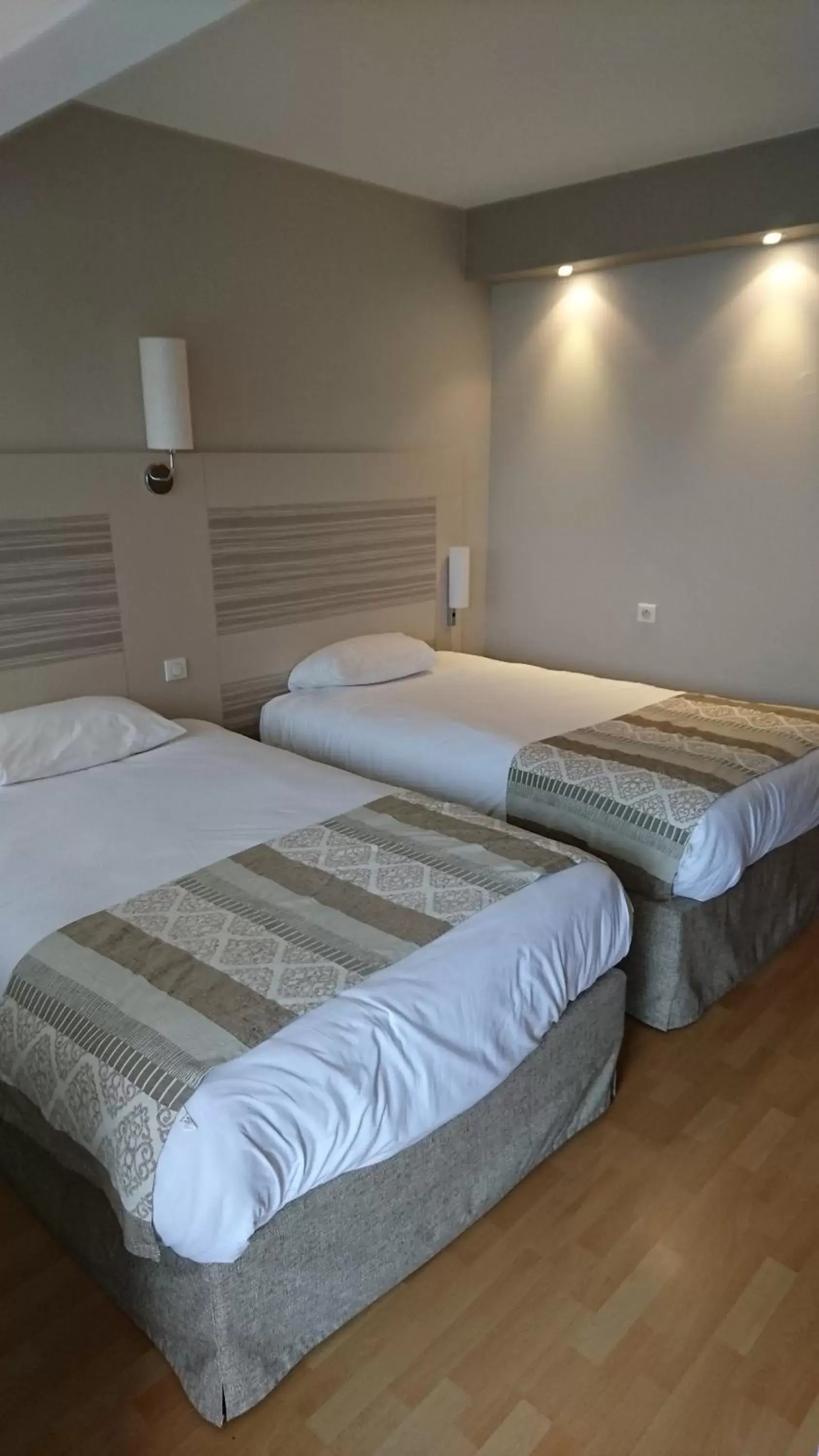 Photo of the whole room, Bed in Kyria Toulouse Sud - Roques