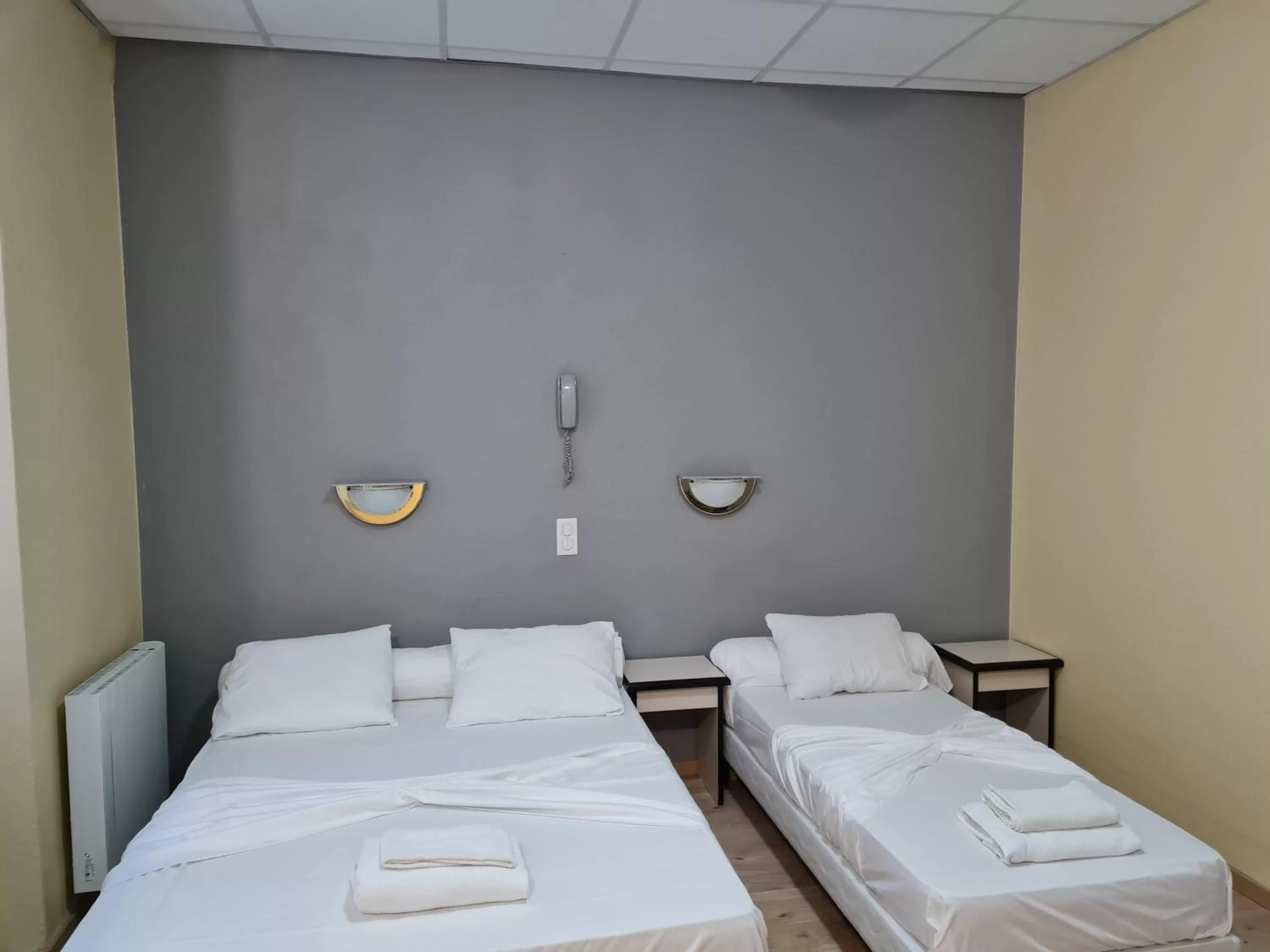 Bed in Hôtel Le Milan