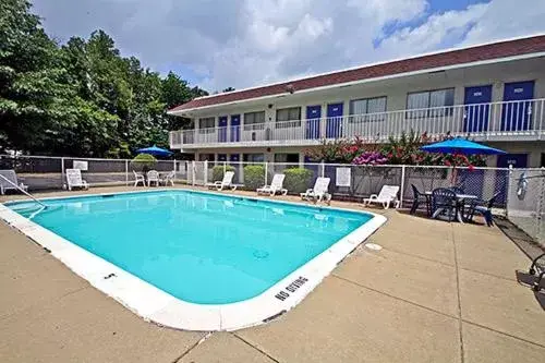 Swimming pool, Property Building in Motel 6-Sandston, VA - Richmond, Va