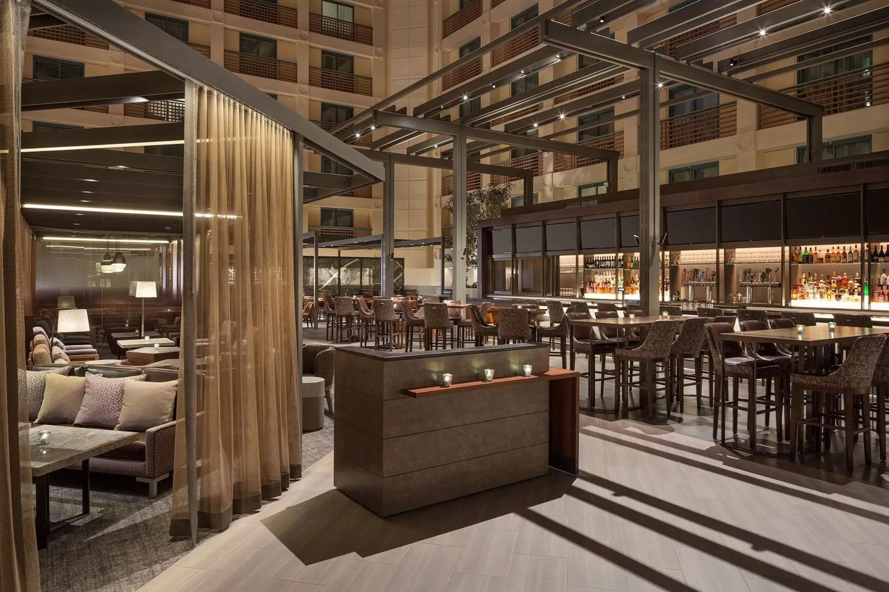 Lounge or bar, Restaurant/Places to Eat in Hyatt Regency San Francisco Airport