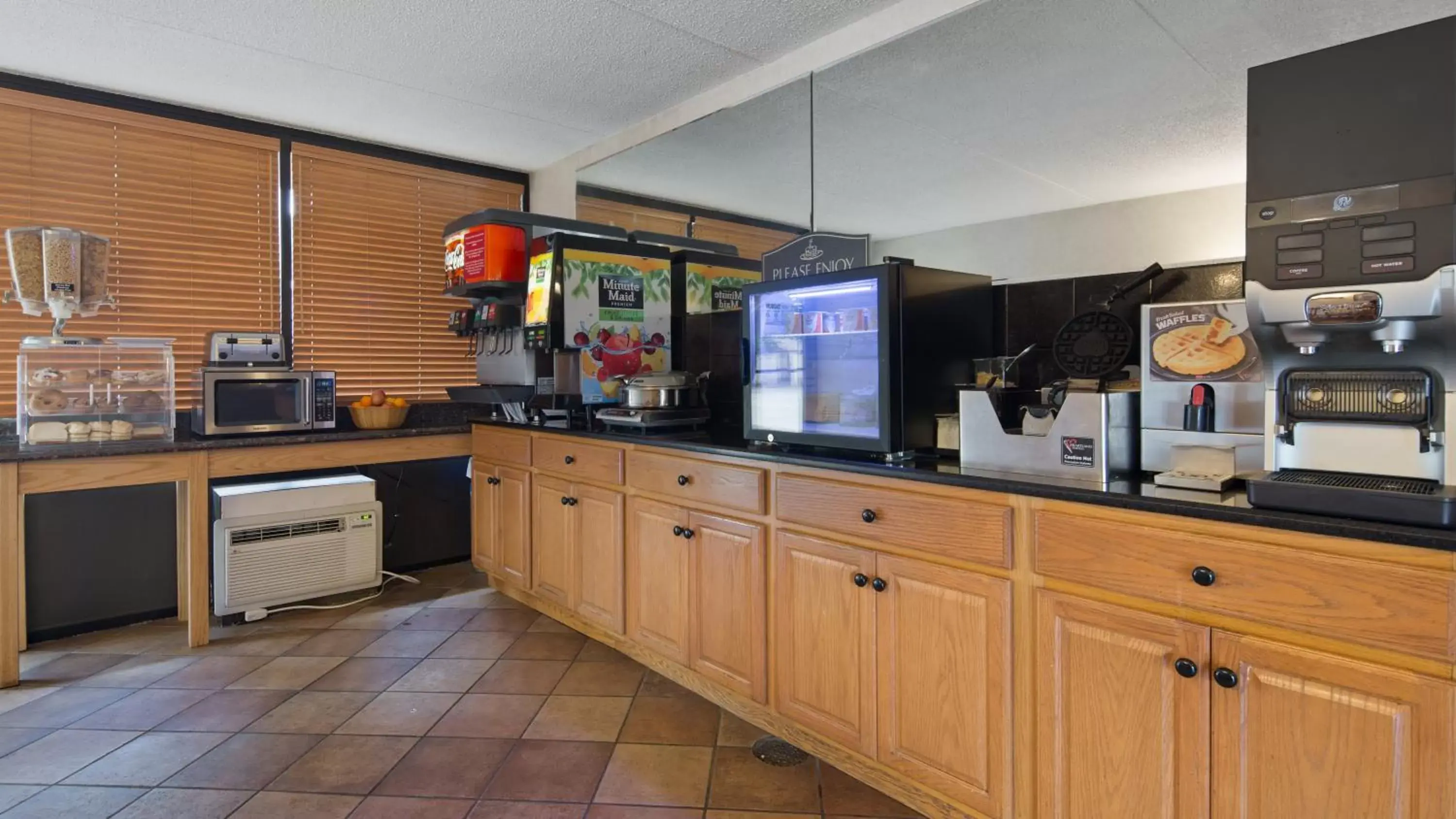 Breakfast, Kitchen/Kitchenette in Best Western Inn