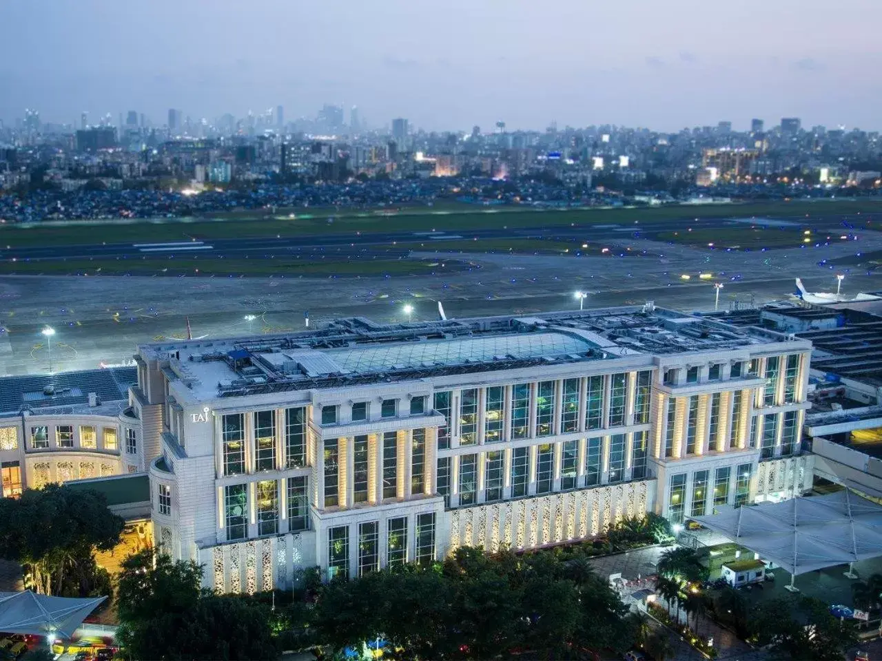 Facade/entrance, Bird's-eye View in Taj Santacruz