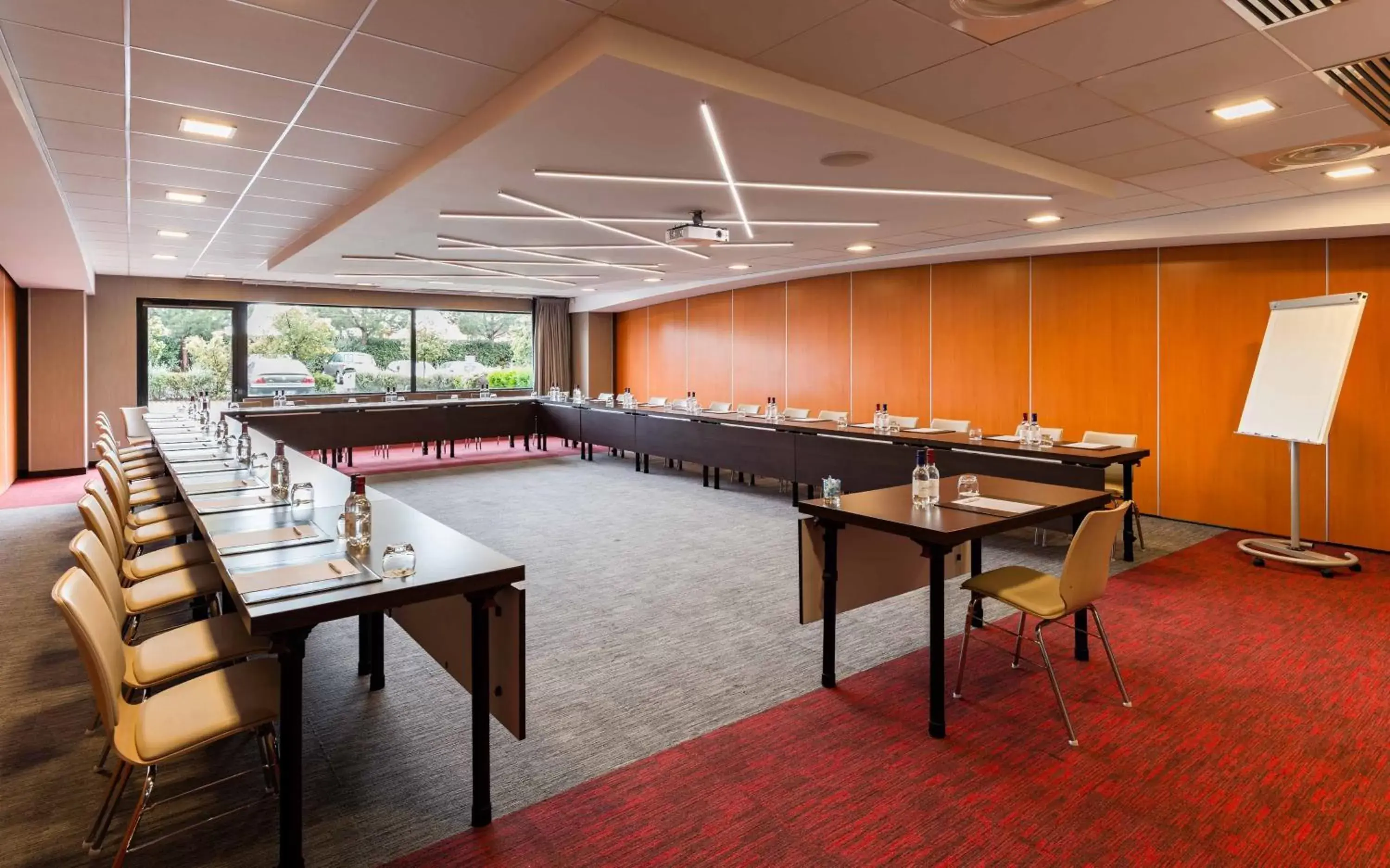 Meeting/conference room in Holiday Inn Toulouse Airport, an IHG Hotel