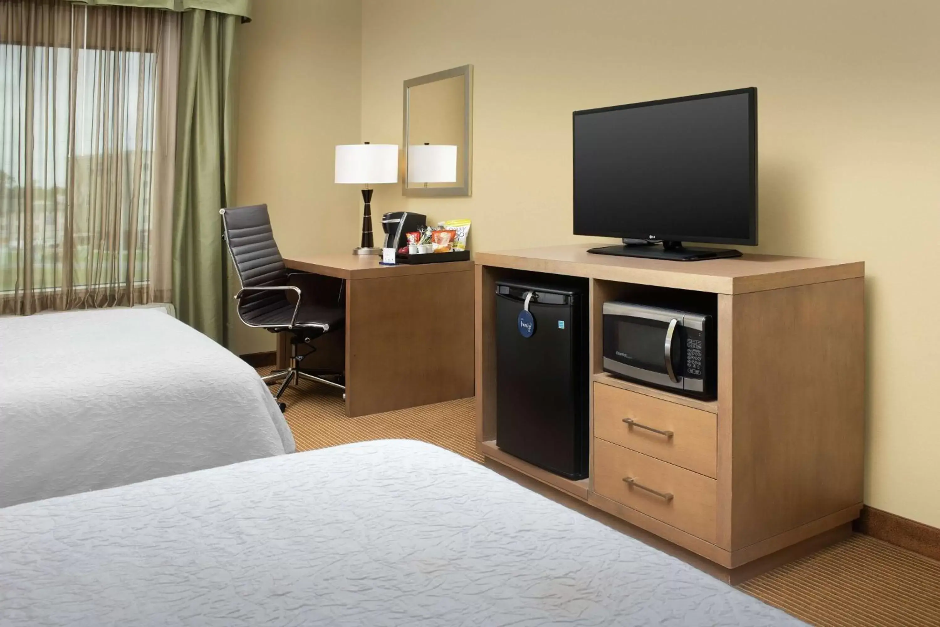 Bedroom, TV/Entertainment Center in Hampton Inn Lake Charles