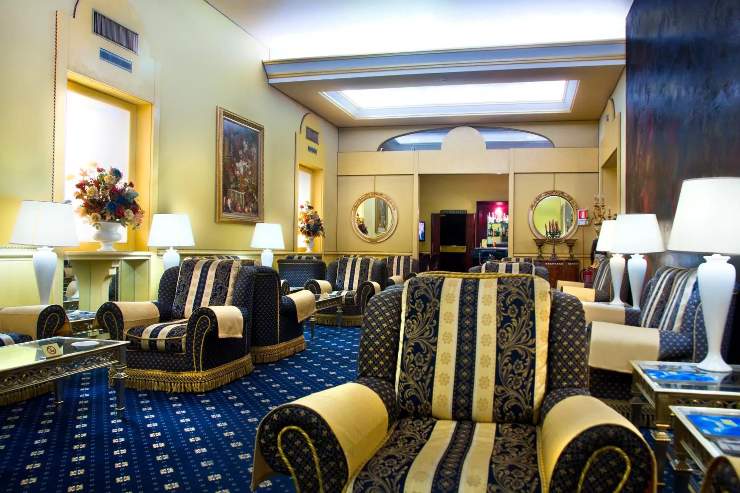 Communal lounge/ TV room, Lounge/Bar in Hotel Mondial