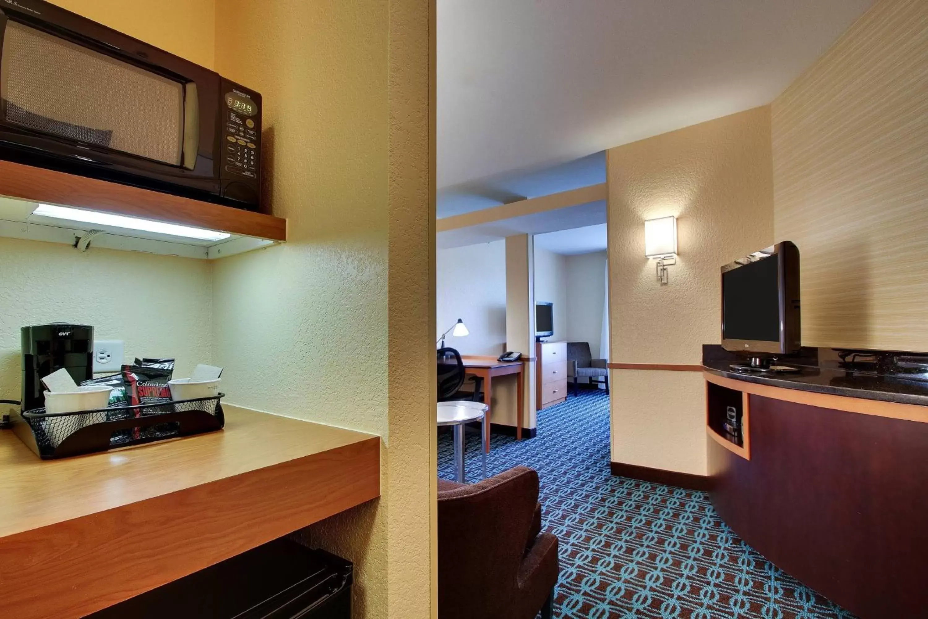 Photo of the whole room, TV/Entertainment Center in Fairfield Inn & Suites by Marriott Ottawa Starved Rock Area