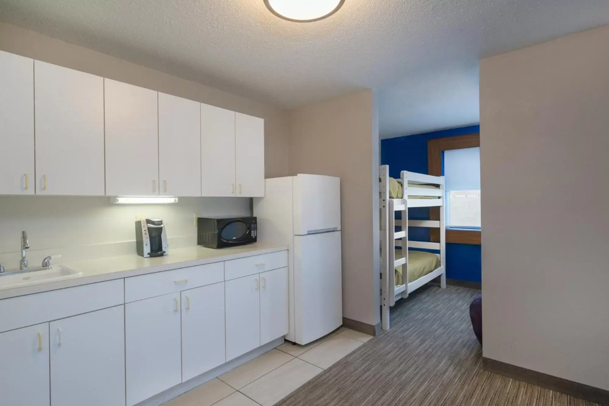 bunk bed, Kitchen/Kitchenette in Holiday Inn Express Hotel Howe / Sturgis, an IHG Hotel