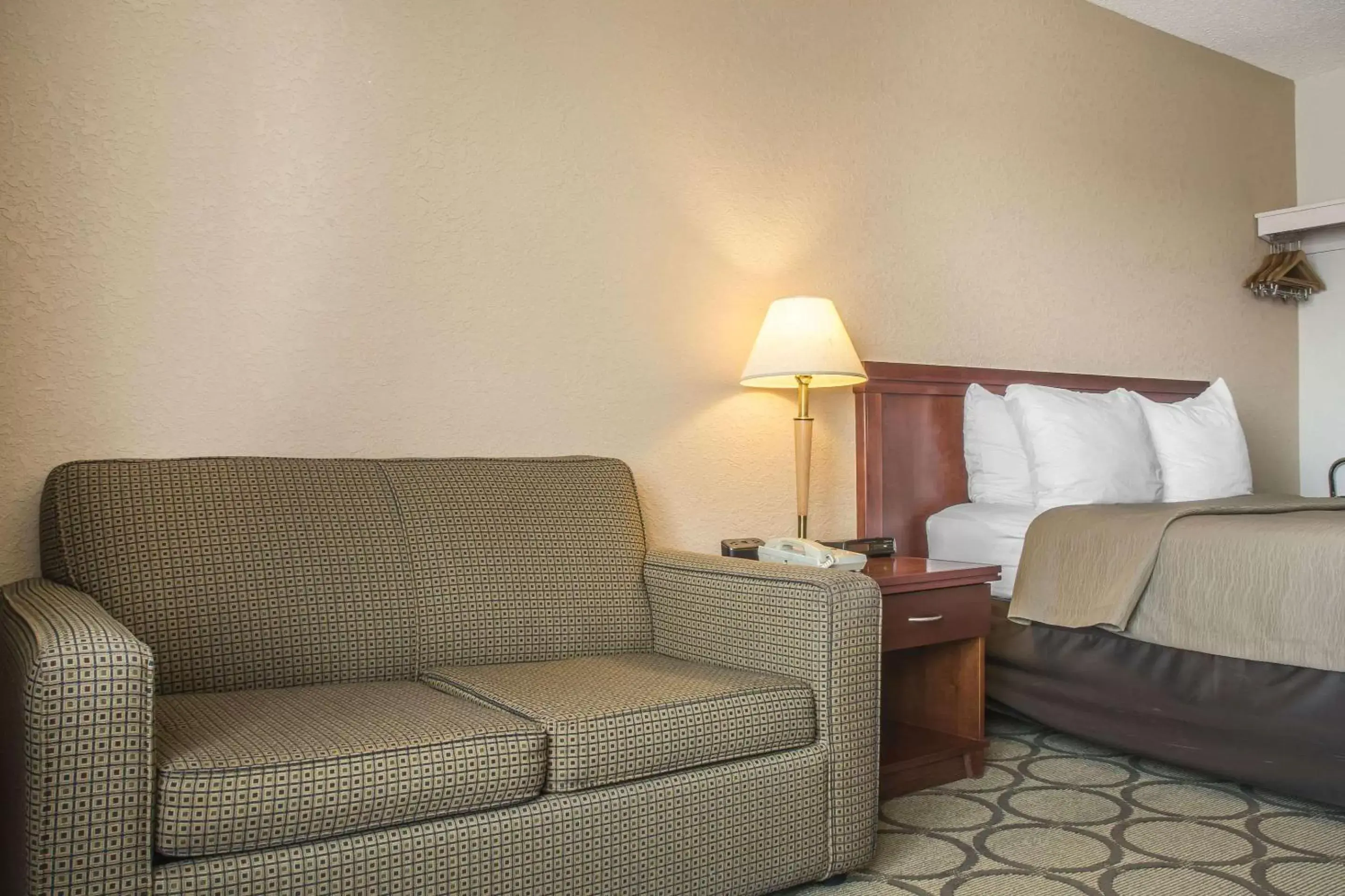 Photo of the whole room, Seating Area in Comfort Inn London - Ontario