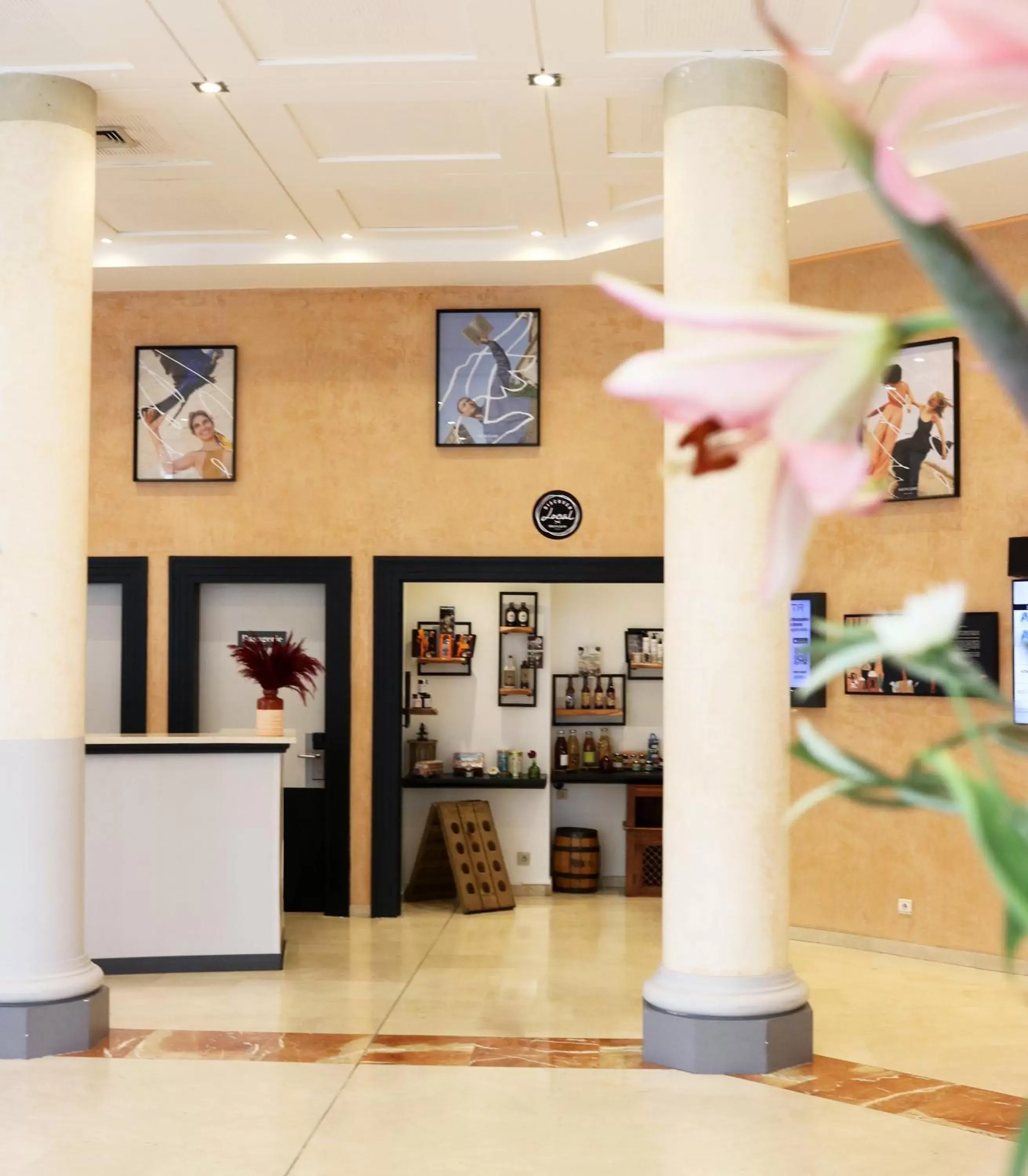 On-site shops, Lobby/Reception in Mercure Montpellier Centre Antigone