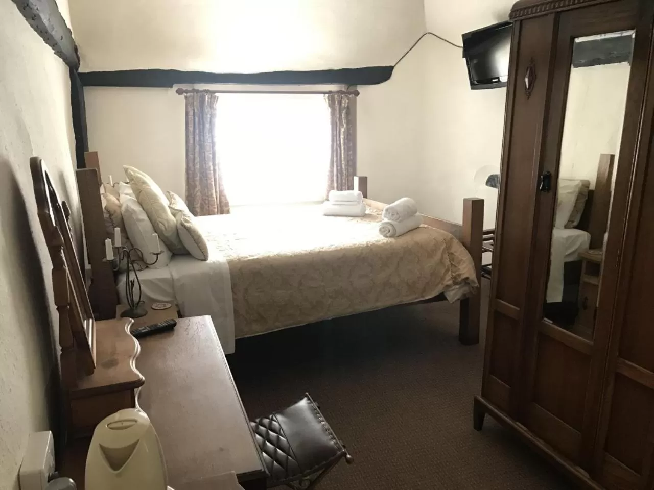 Bed in The Chequers Inn