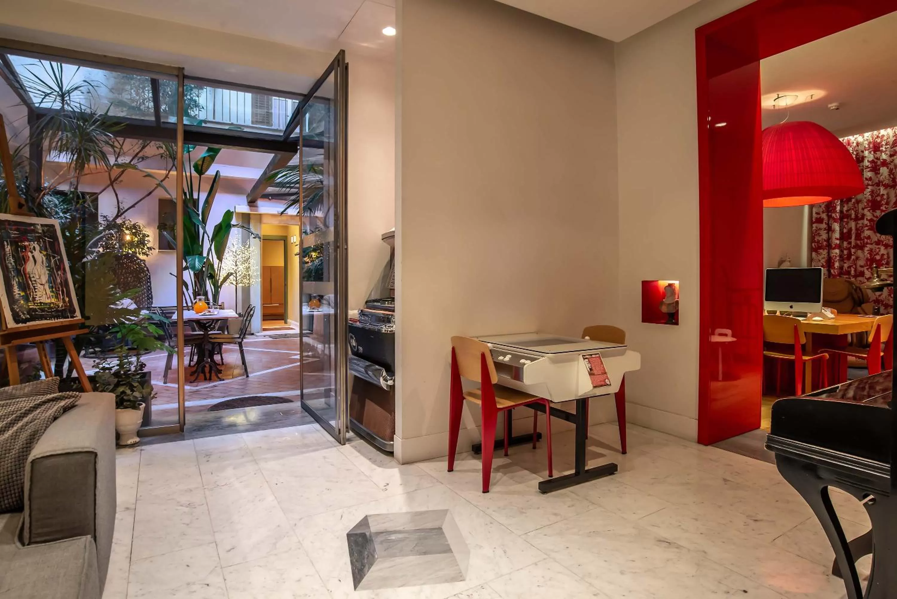 Communal lounge/ TV room in Hotel White