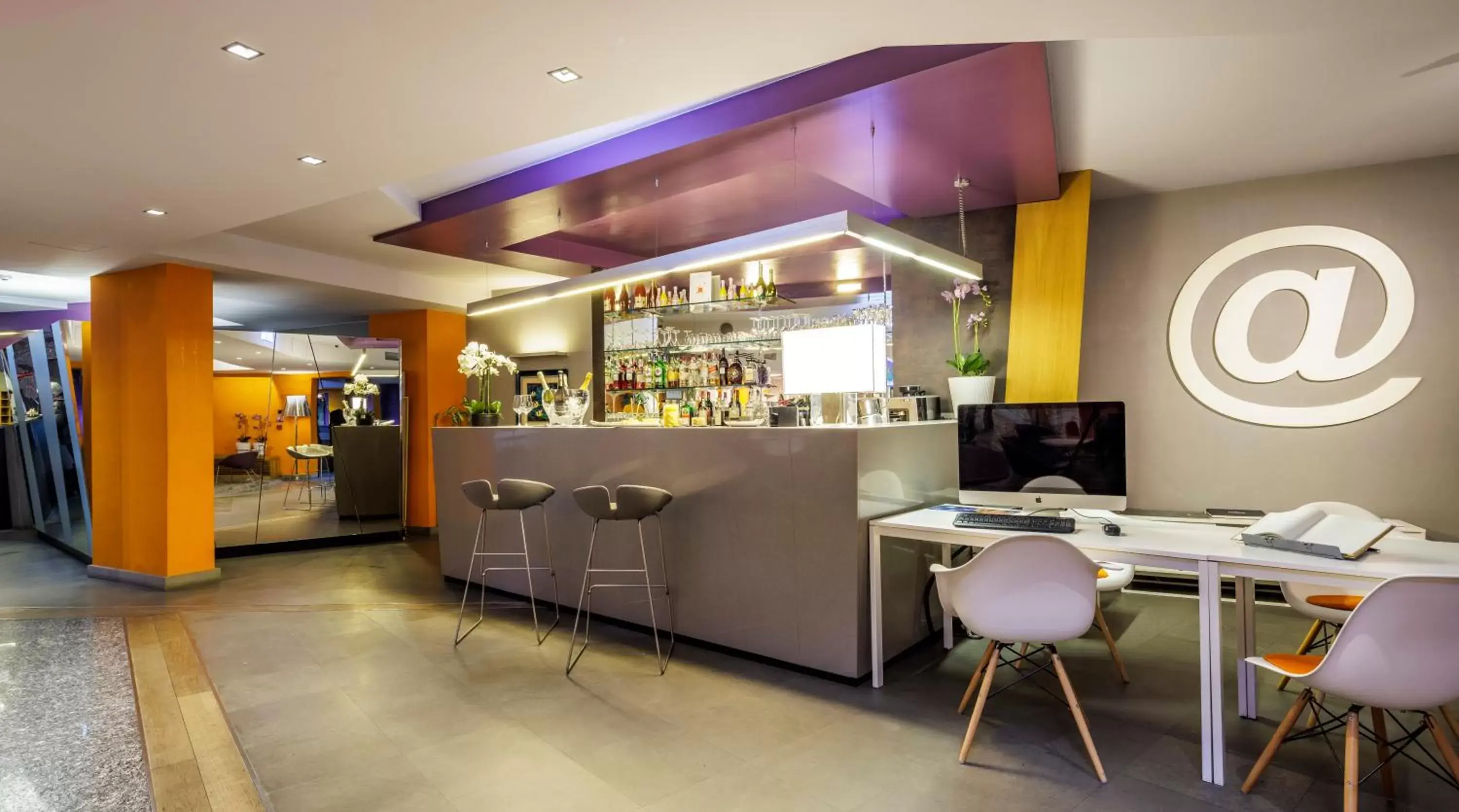 Lounge or bar in Best Western Plus Executive Hotel and Suites