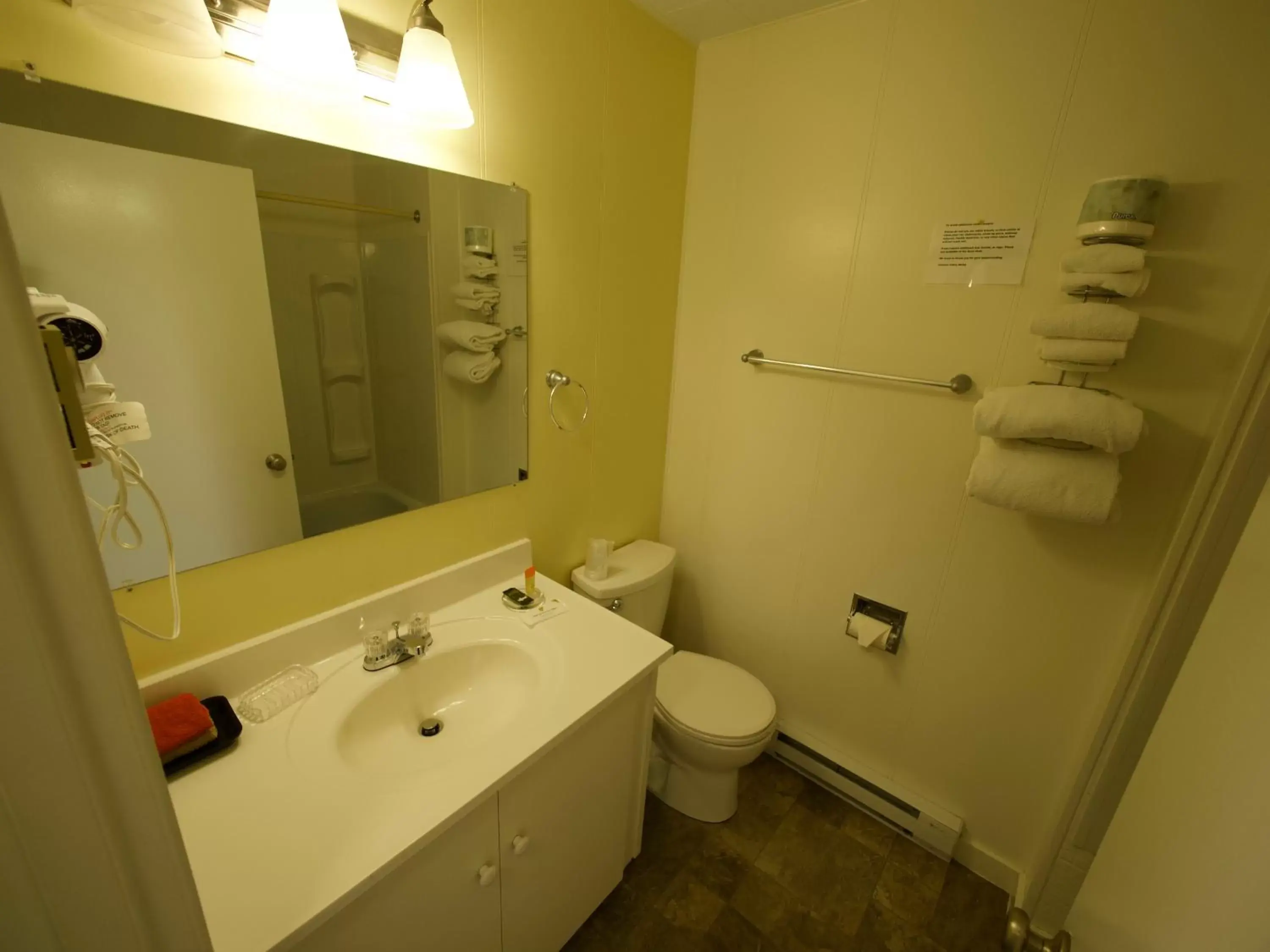 Bathroom in Creston Valley Motel