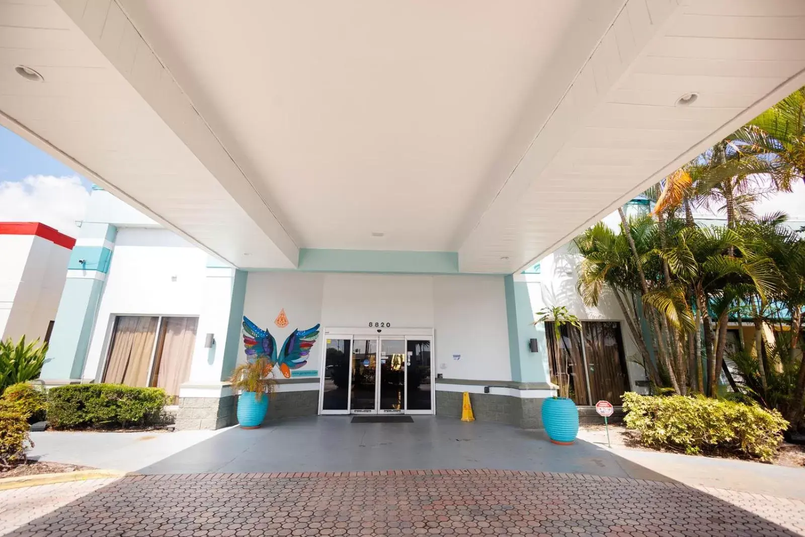 Facade/entrance in Garnet Inn & Suites, Orlando