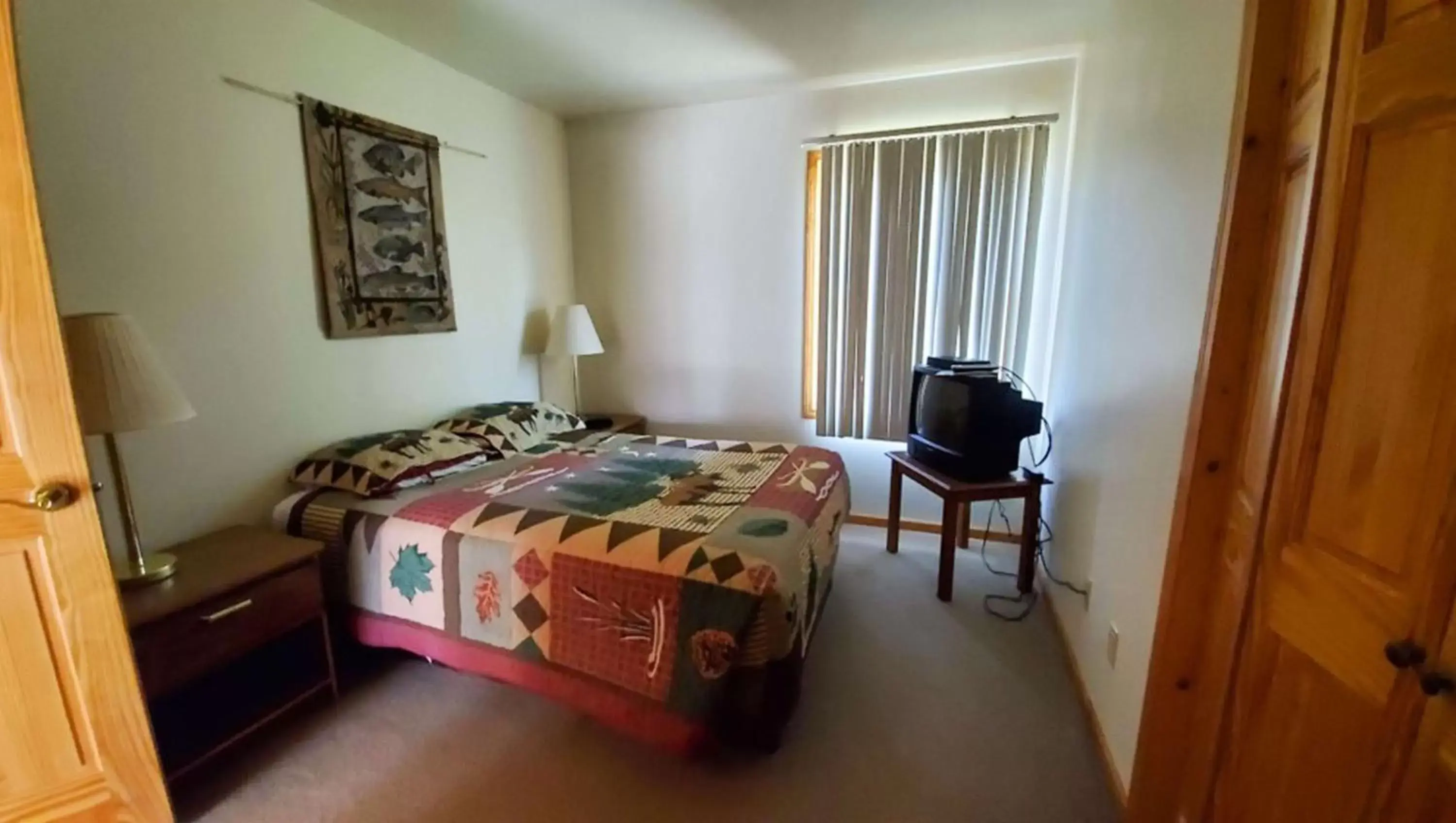 Photo of the whole room, Bed in Jasper Ridge Inn Ishpeming