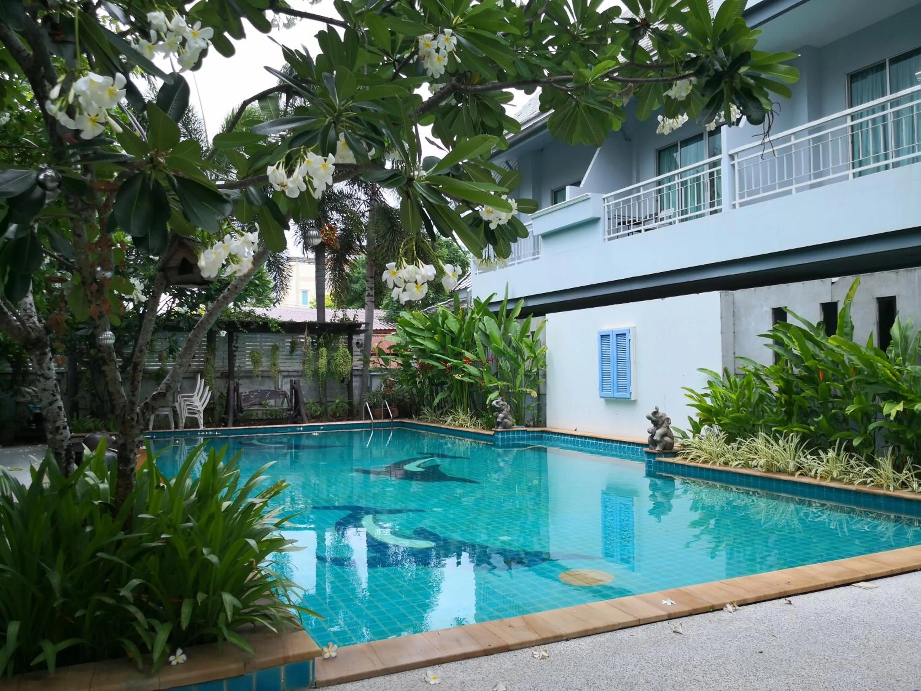Swimming pool in Baan Suksiri Hotel