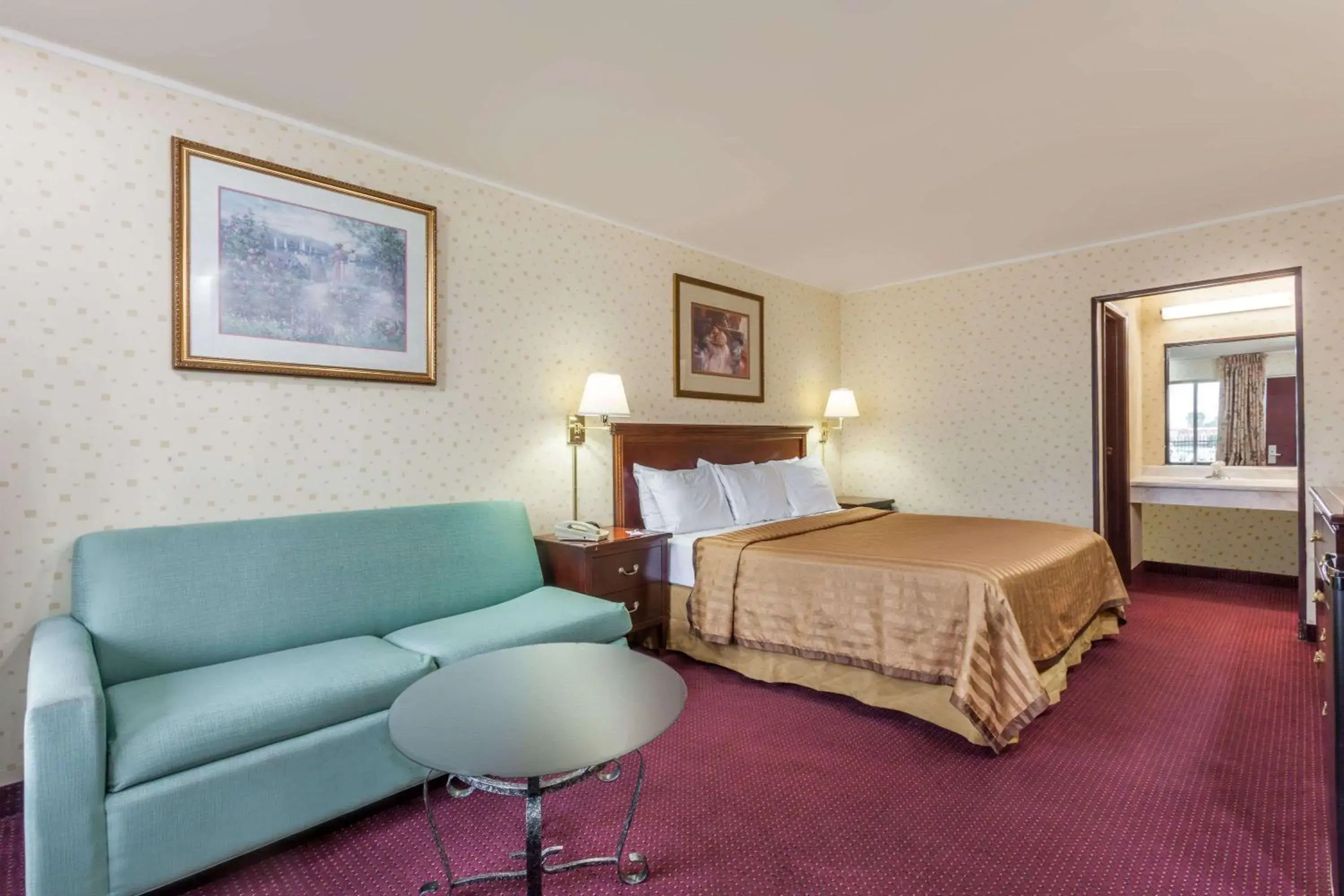 Photo of the whole room in Travelodge by Wyndham Seymour