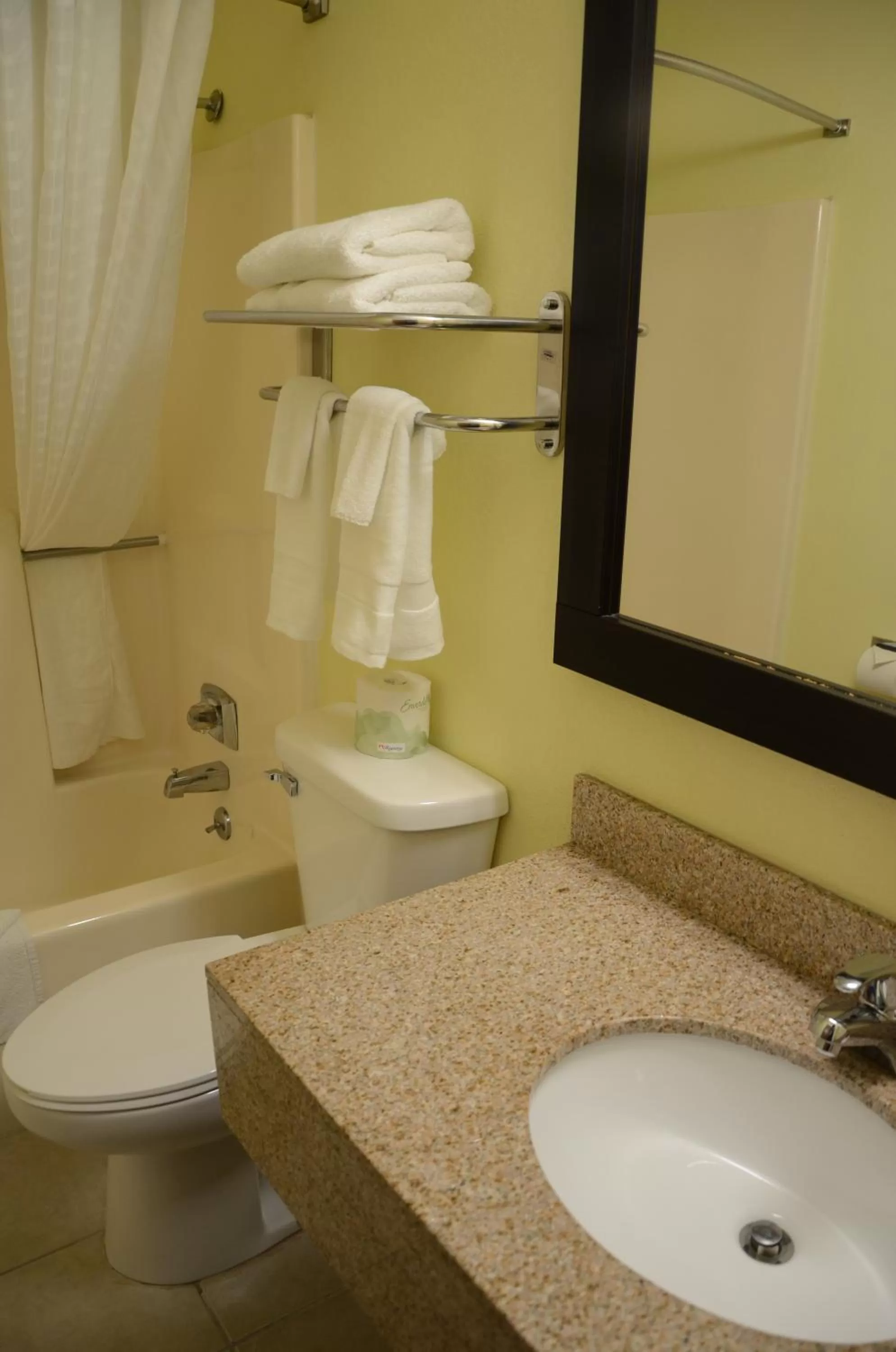 Queen Room - Non-Smoking in Quality Inn Oskaloosa