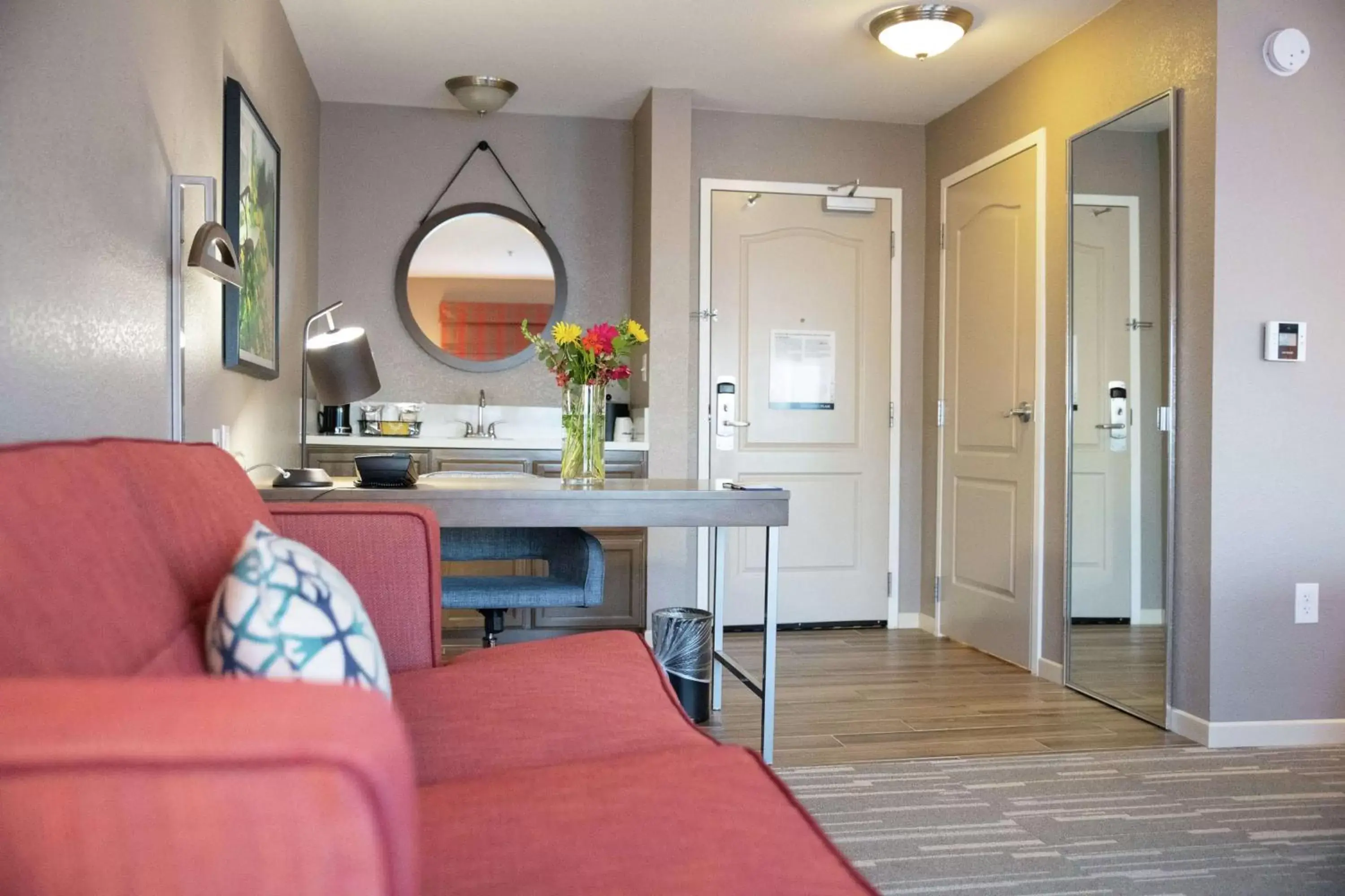 Bedroom, Seating Area in Hampton Inn & Suites Fresno