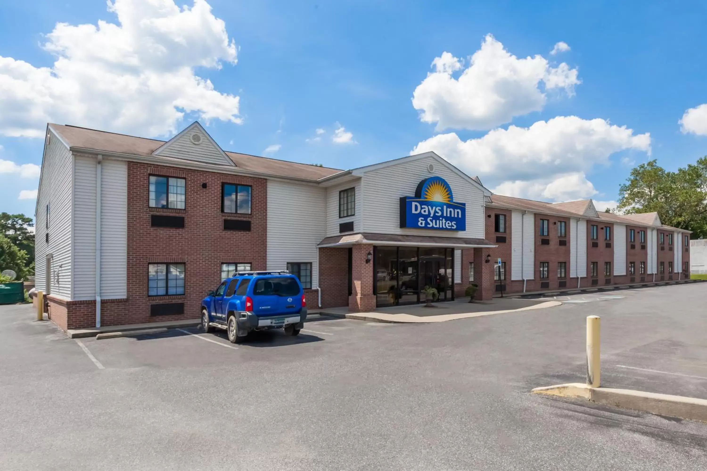 Property Building in Days Inn & Suites by Wyndham Cambridge