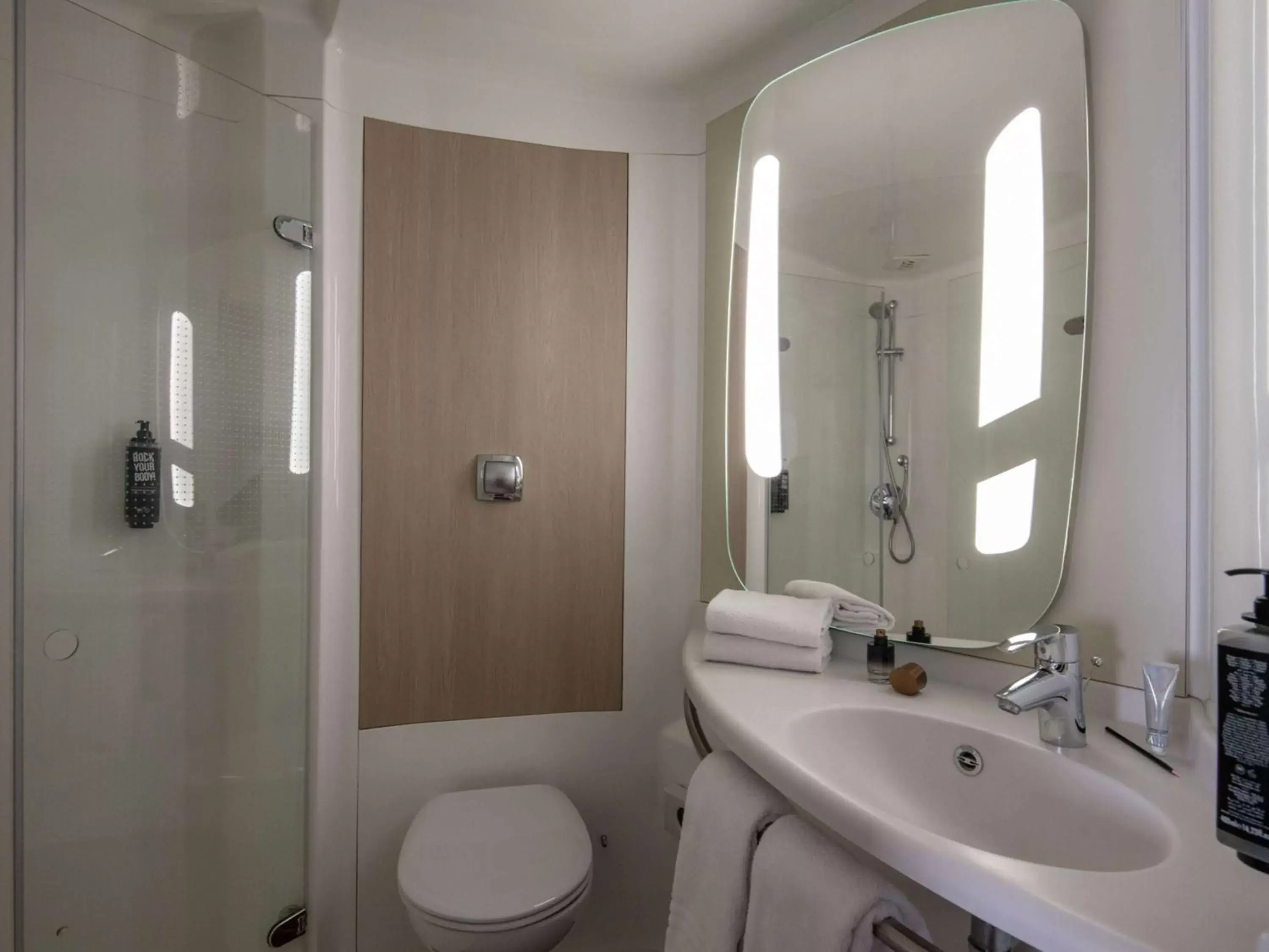 Bathroom in ibis Golfe de Saint-Tropez