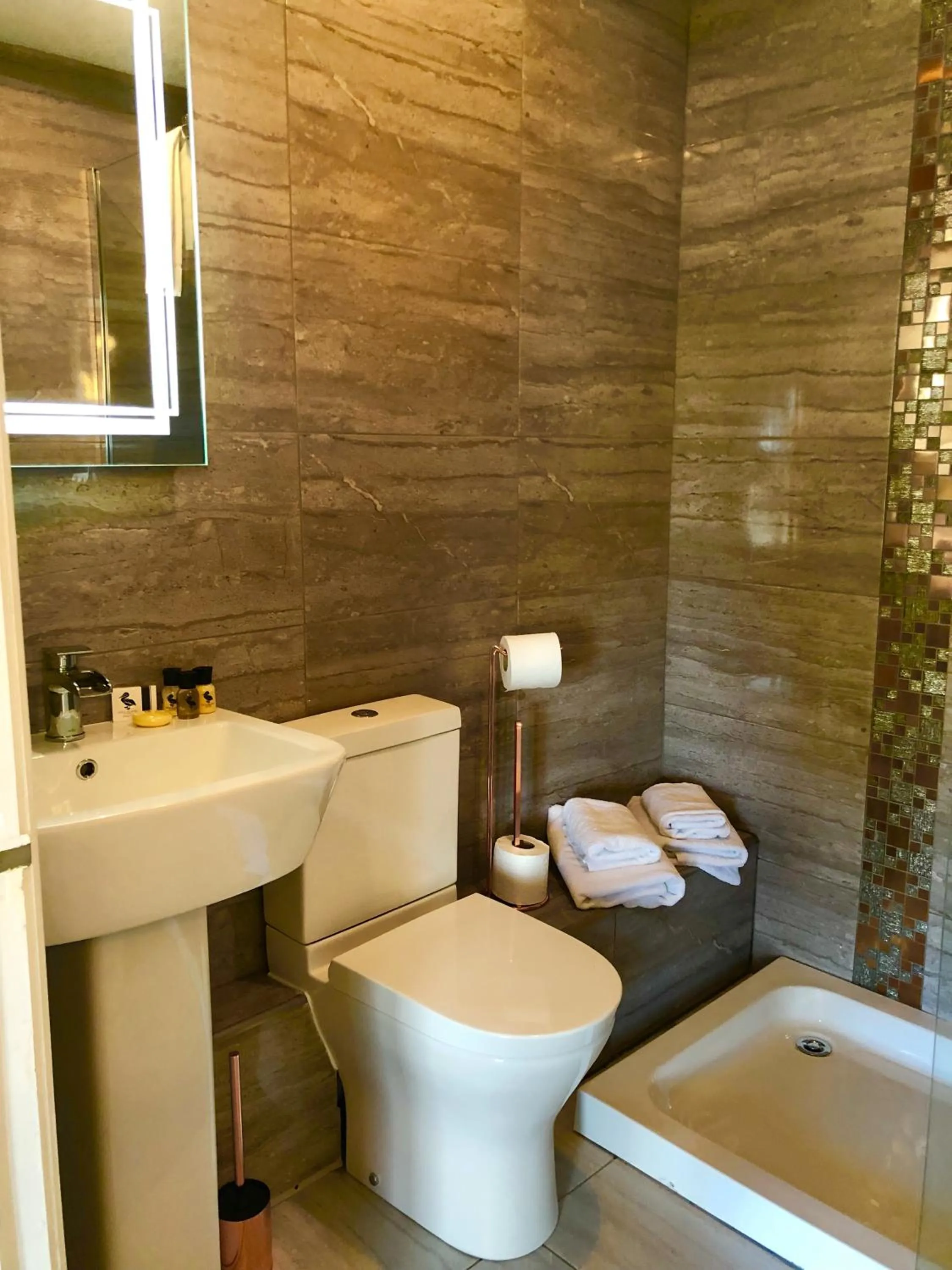 Shower in The Lilly Restaurant With Rooms