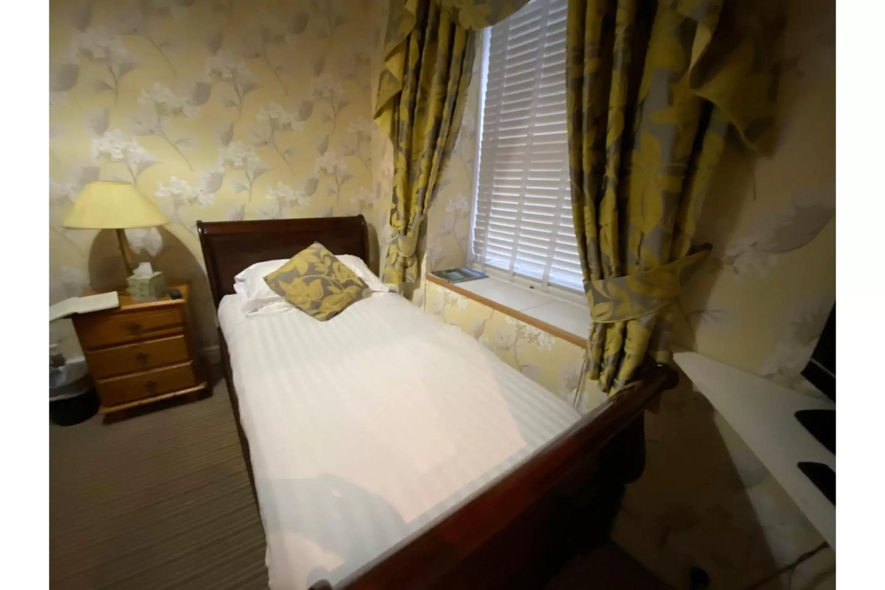 Bedroom, Bed in OYO Lamphey Hall Hotel