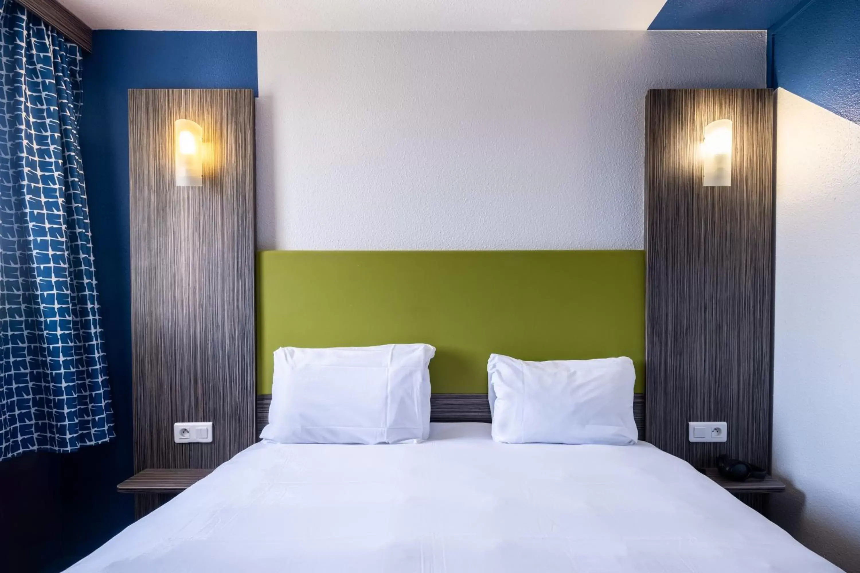 Bedroom, Bed in greet Chartres Est