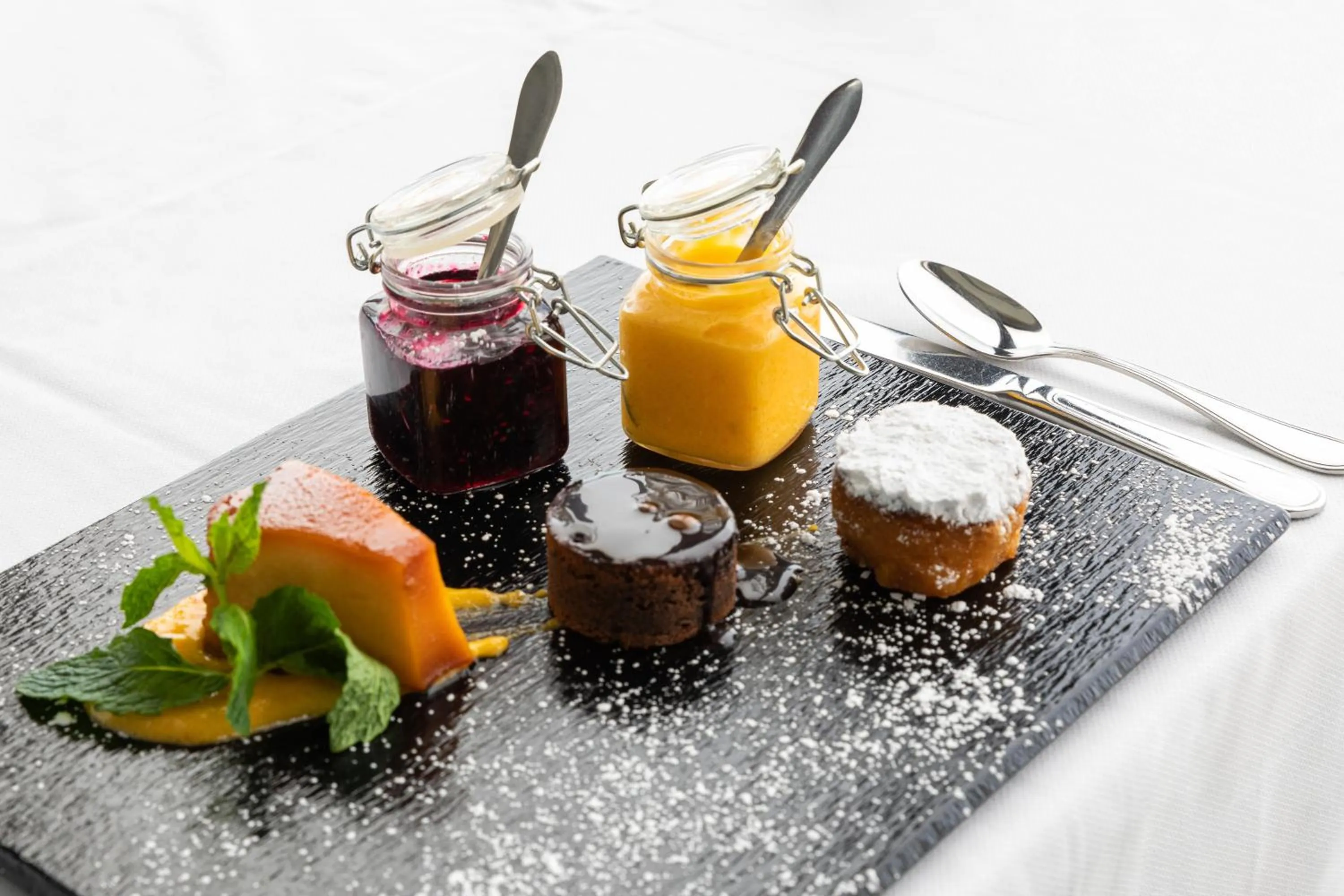 Restaurant/places to eat in Hotel Black Tulip - Porto Gaia