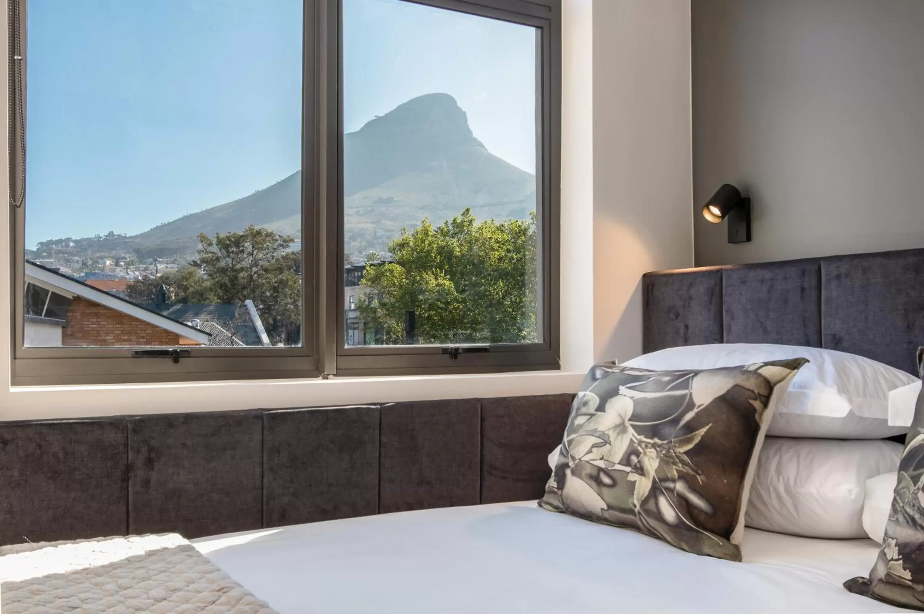 Bed, Mountain View in Kloof Street Hotel - Lion Roars Hotels & Lodges