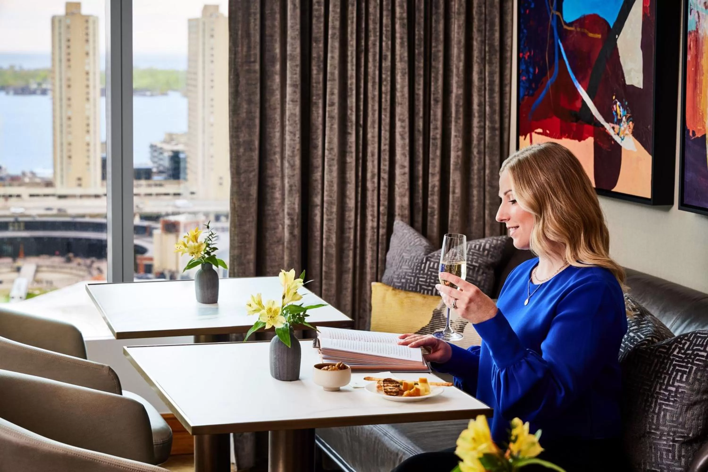 Lounge or bar in The Ritz-Carlton, Toronto