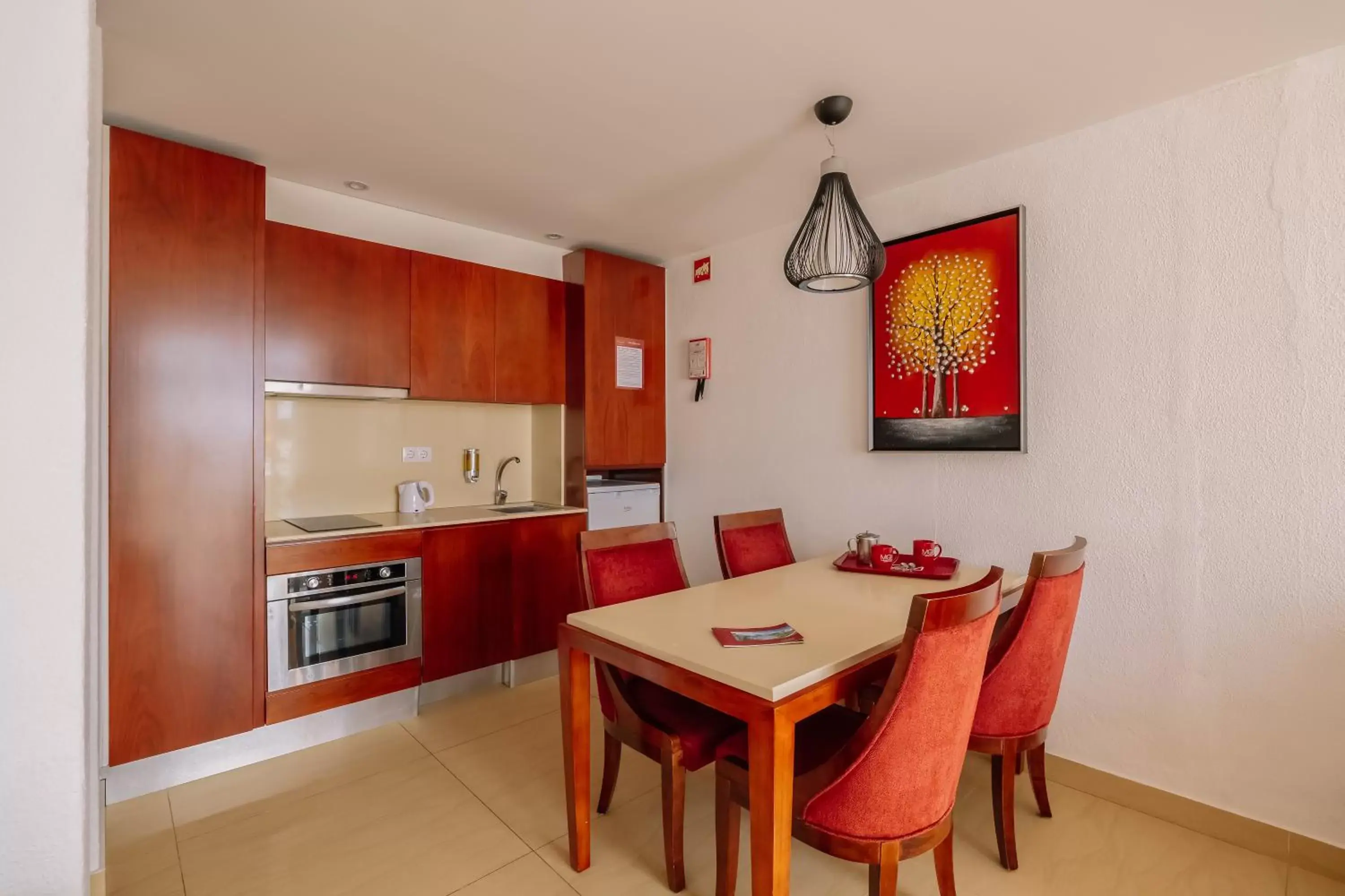 Kitchen or kitchenette, Dining Area in Muthu Clube Praia da Oura