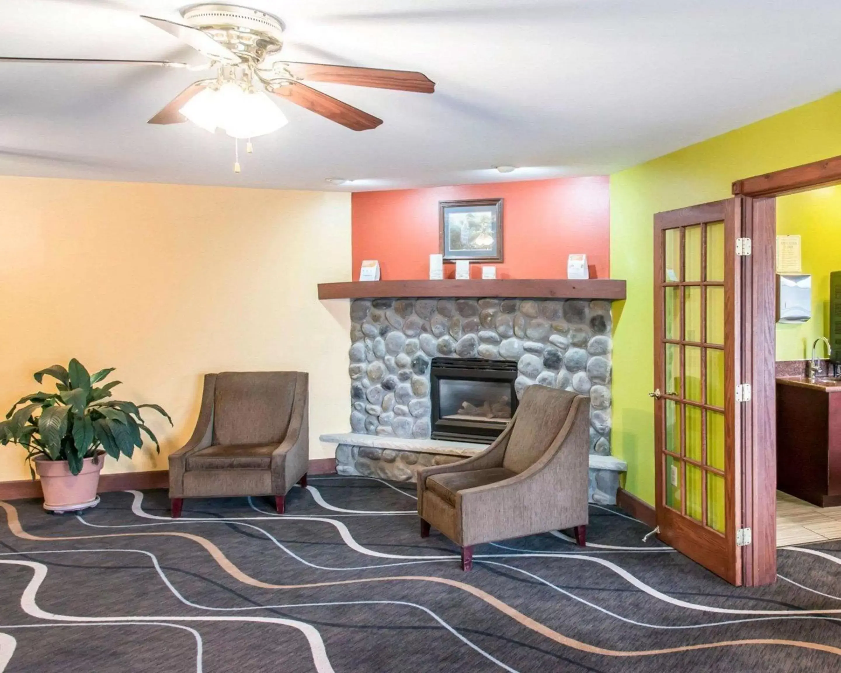 Lobby or reception, Seating Area in Econo Lodge Inn & Suites Eau Claire