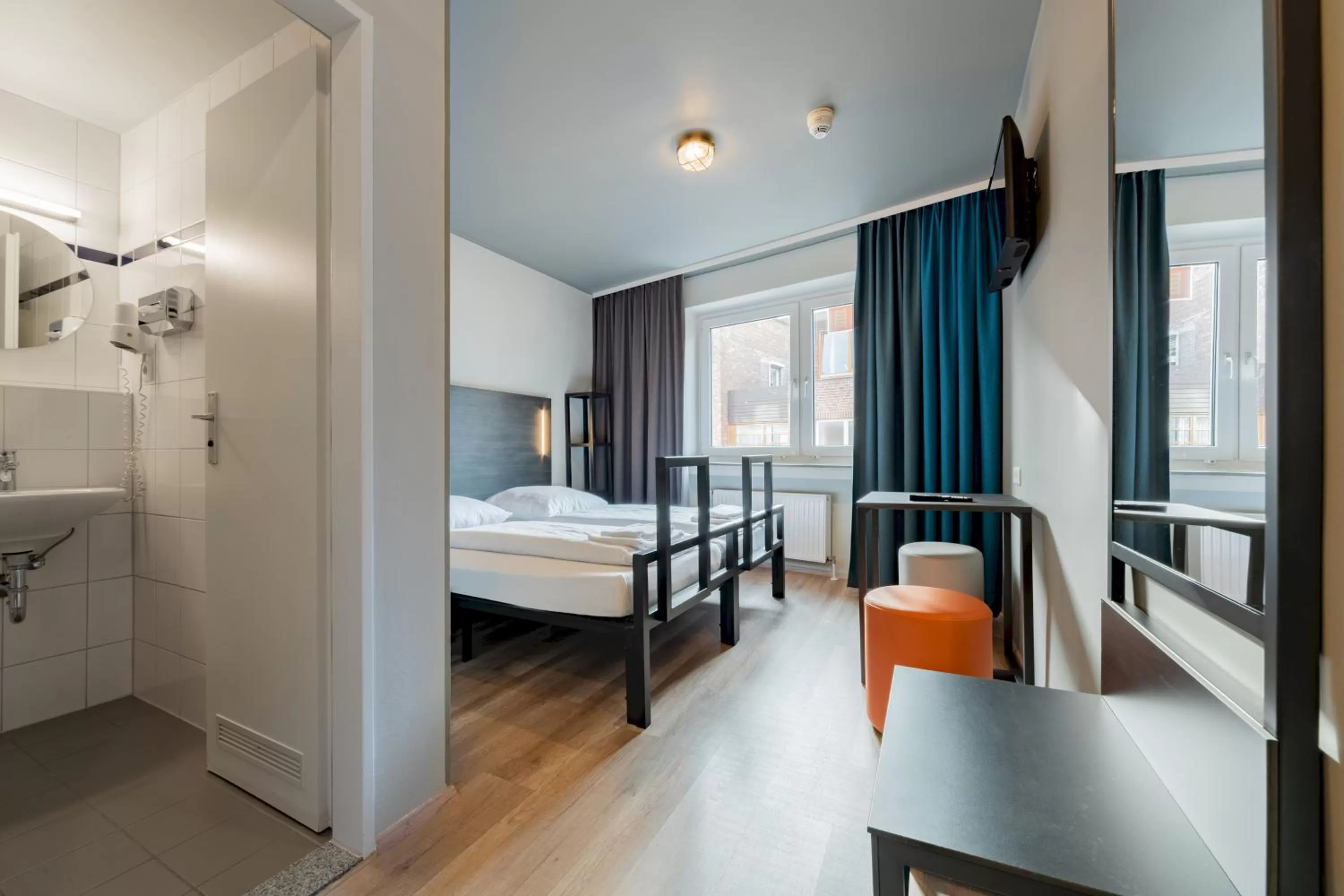 Photo of the whole room, Bed in a&o Köln Dom