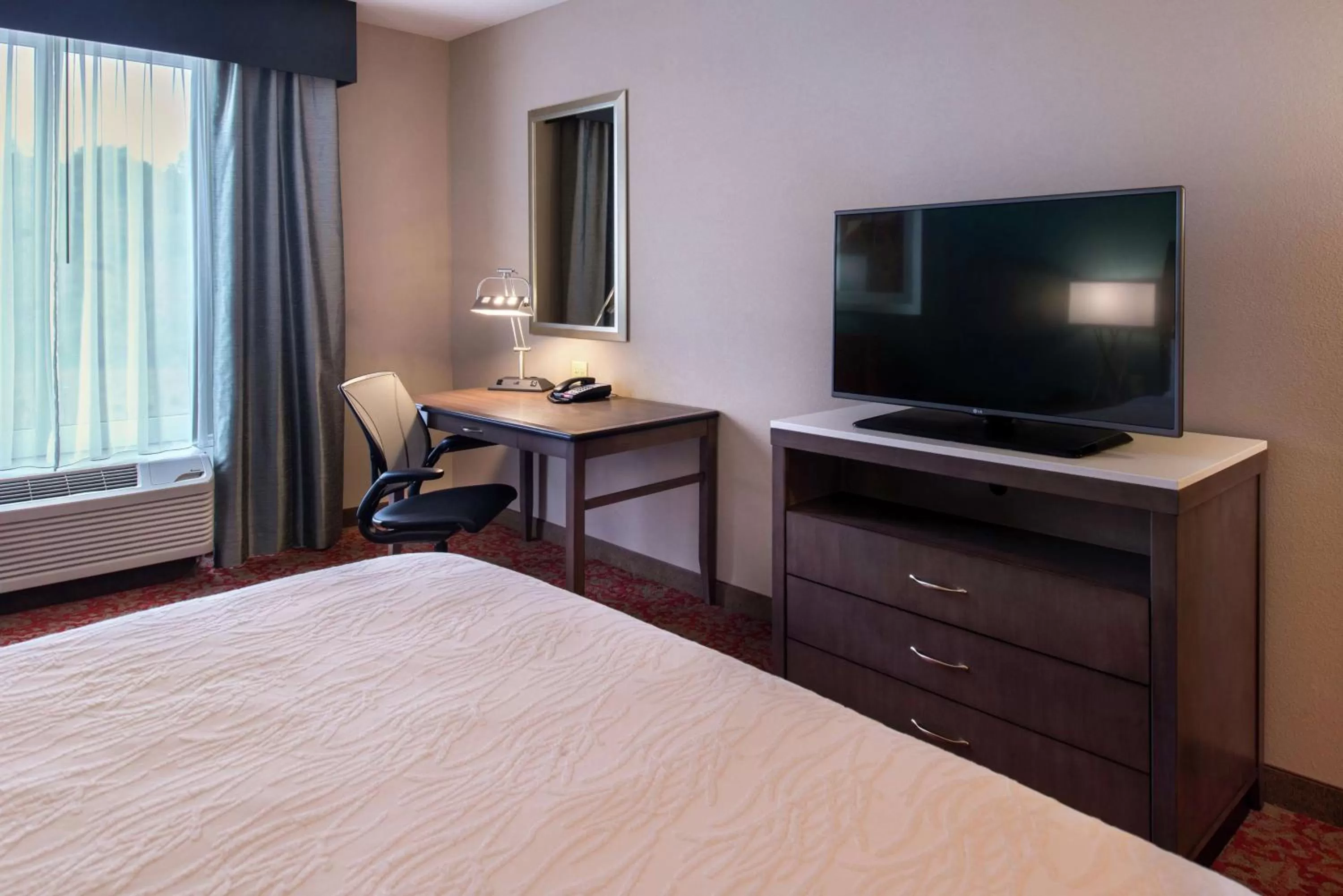 Bedroom, Bed in Hilton Garden Inn Bristol