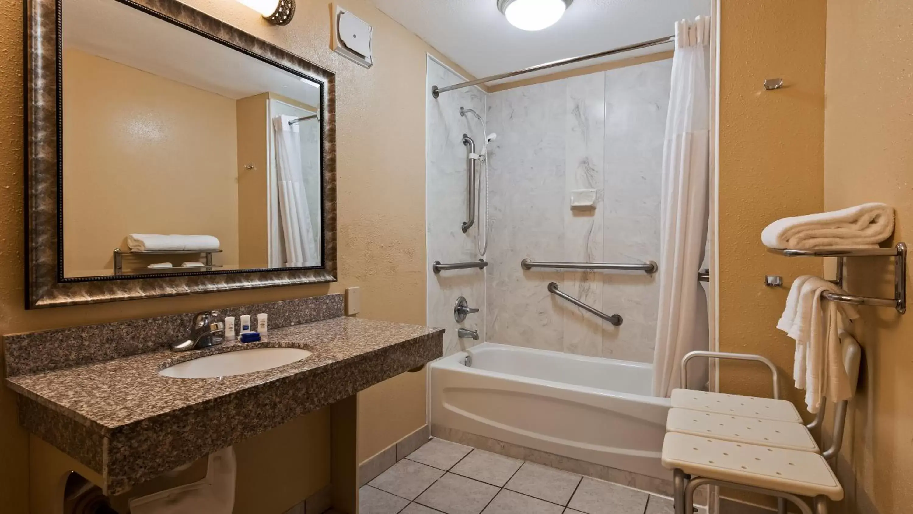 Bedroom, Bathroom in Best Western Covington