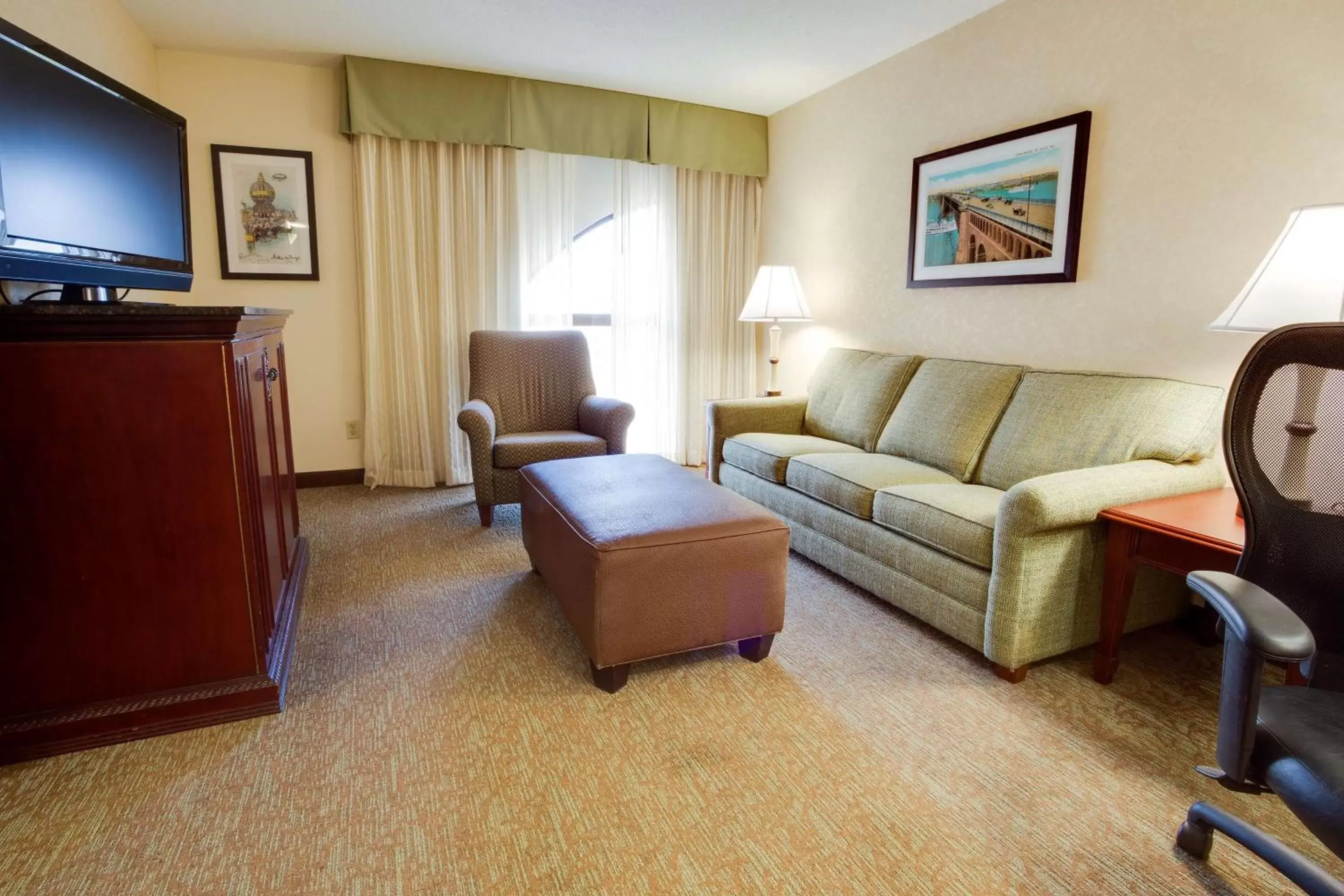 Photo of the whole room, Seating Area in Drury Inn & Suites St. Louis Convention Center