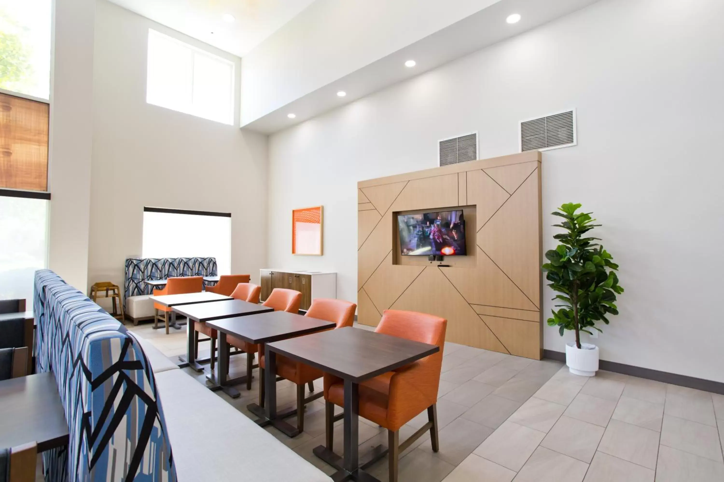 Dining area in Holiday Inn Express & Suites Sacramento NE Cal Expo, an IHG Hotel