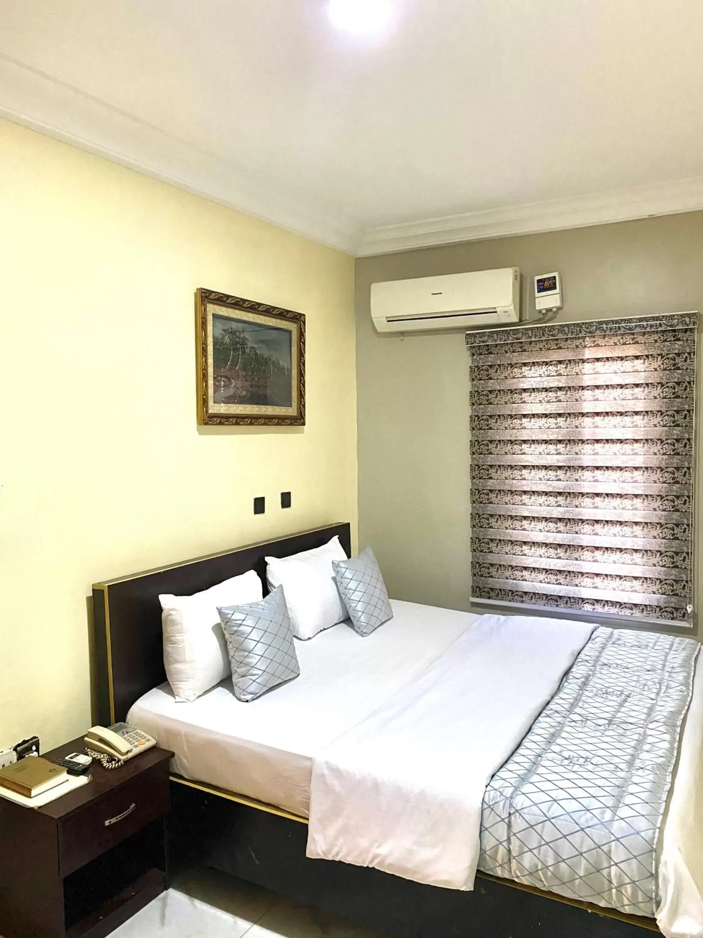Superior Double Room in Nue-Crest Hotels & Suites Superior Double Room in Nue-Crest Hotels & Suites