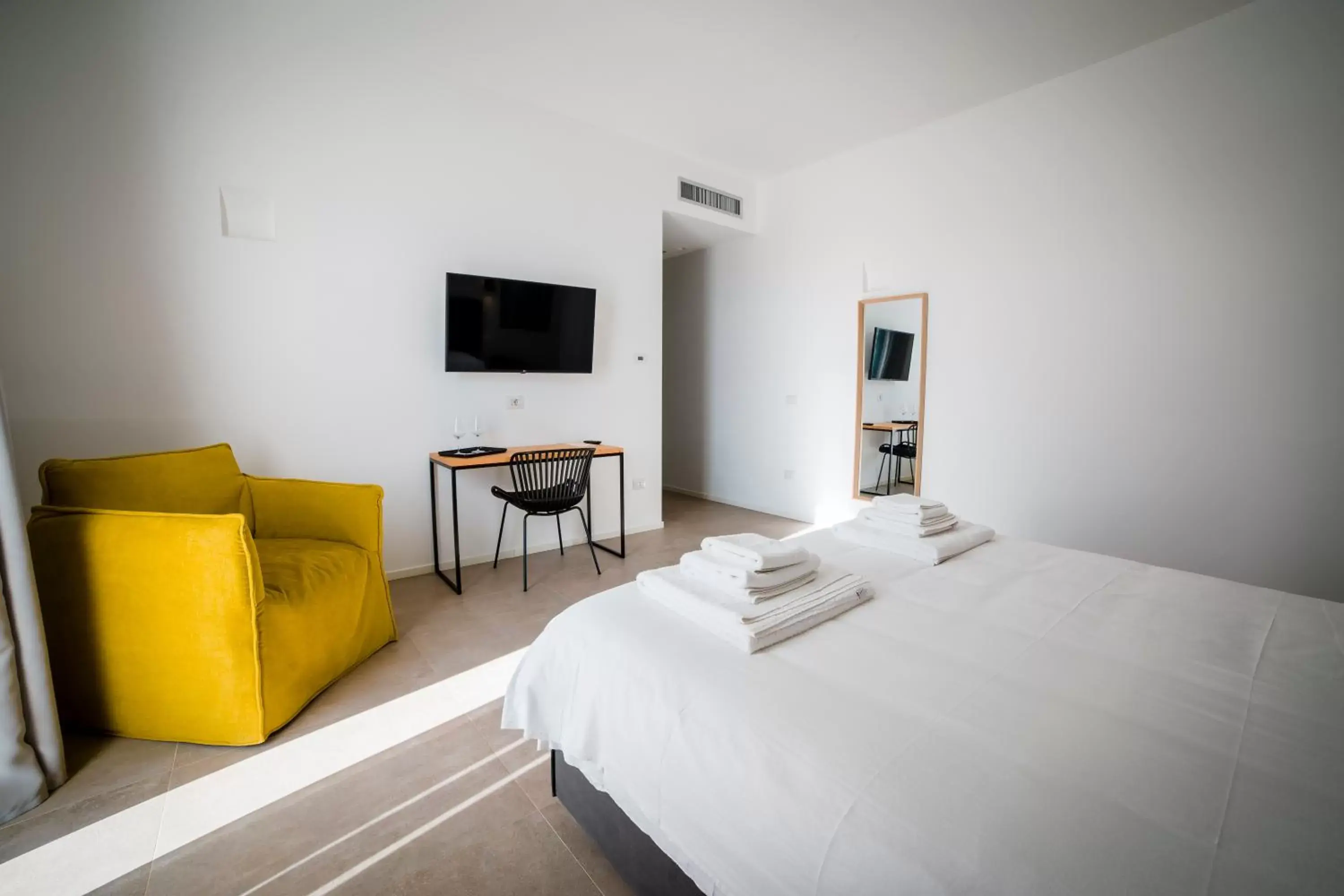 Bed, TV/Entertainment Center in Baglio Custera