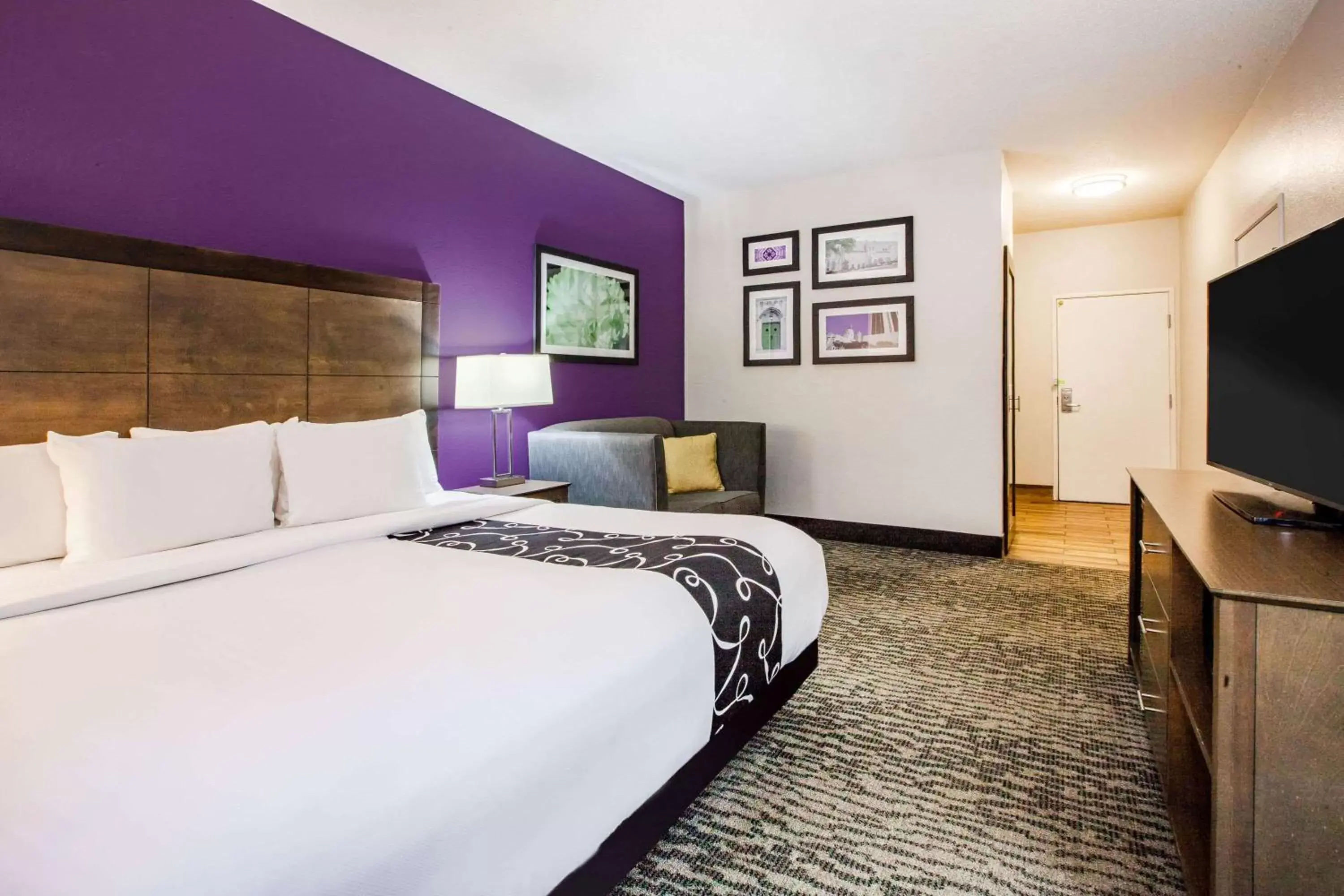 Photo of the whole room, Bed in La Quinta Inn and Suites by Wyndham Elkhart