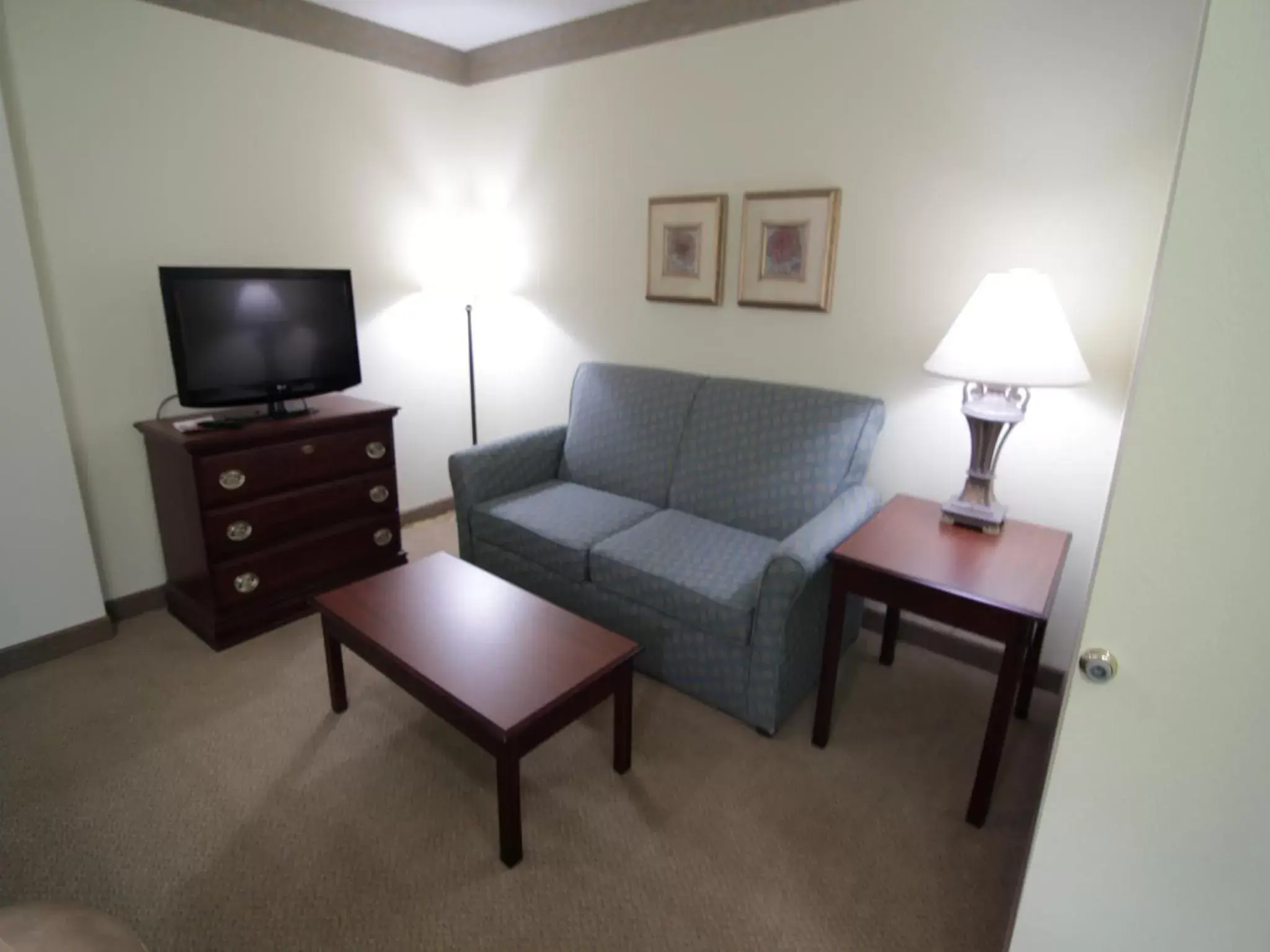 TV and multimedia, Seating Area in Town & Country Inn and Suites
