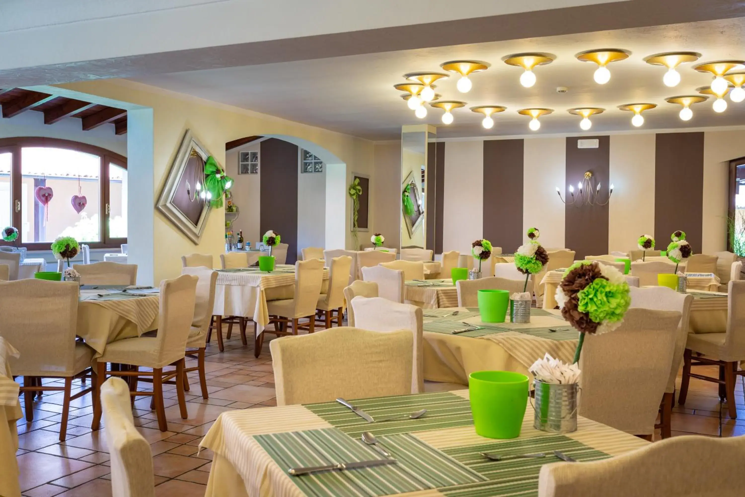 Restaurant/Places to Eat in West Garda Hotel