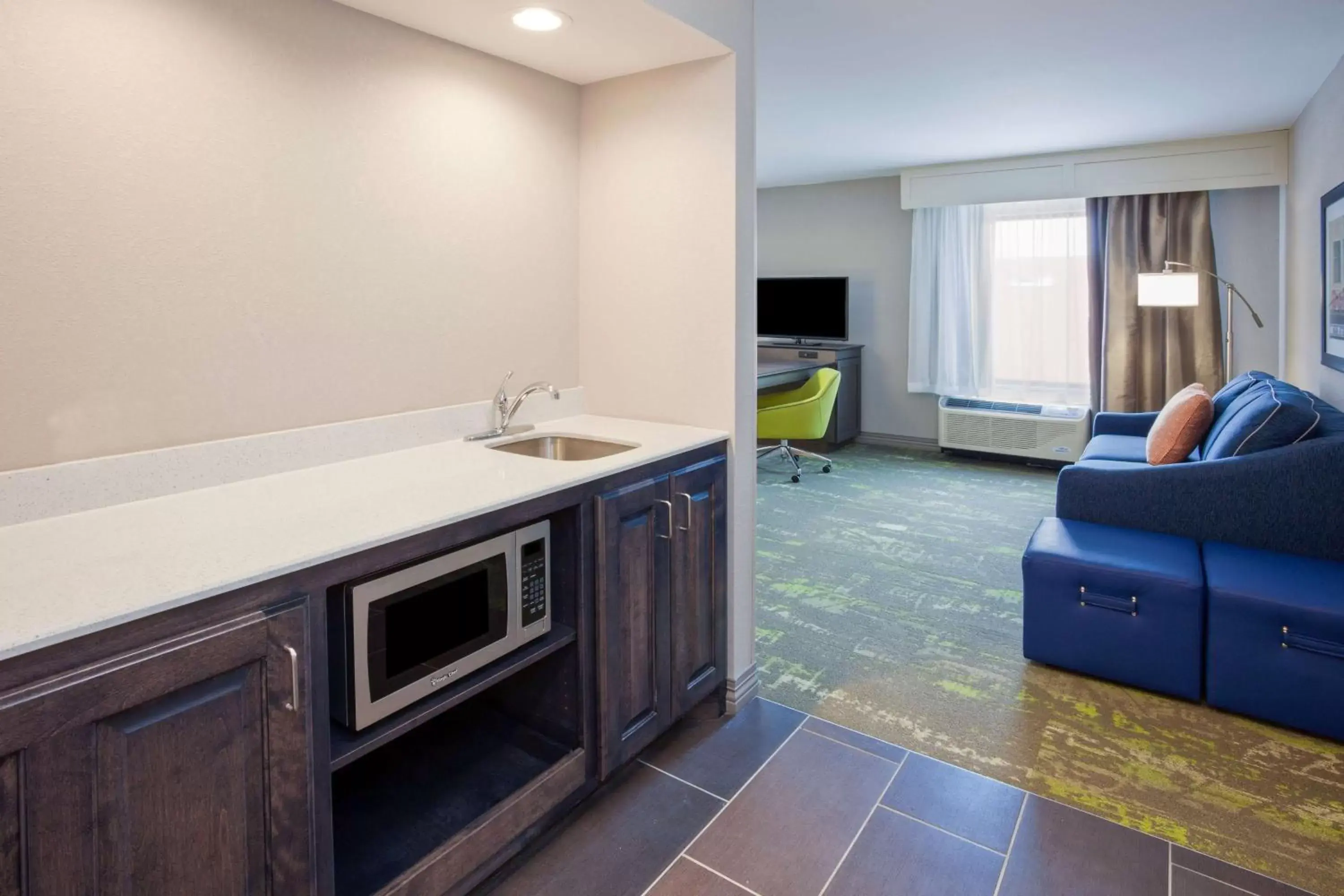 Bed, Kitchen/Kitchenette in Hampton Inn & Suites Sioux City South, IA