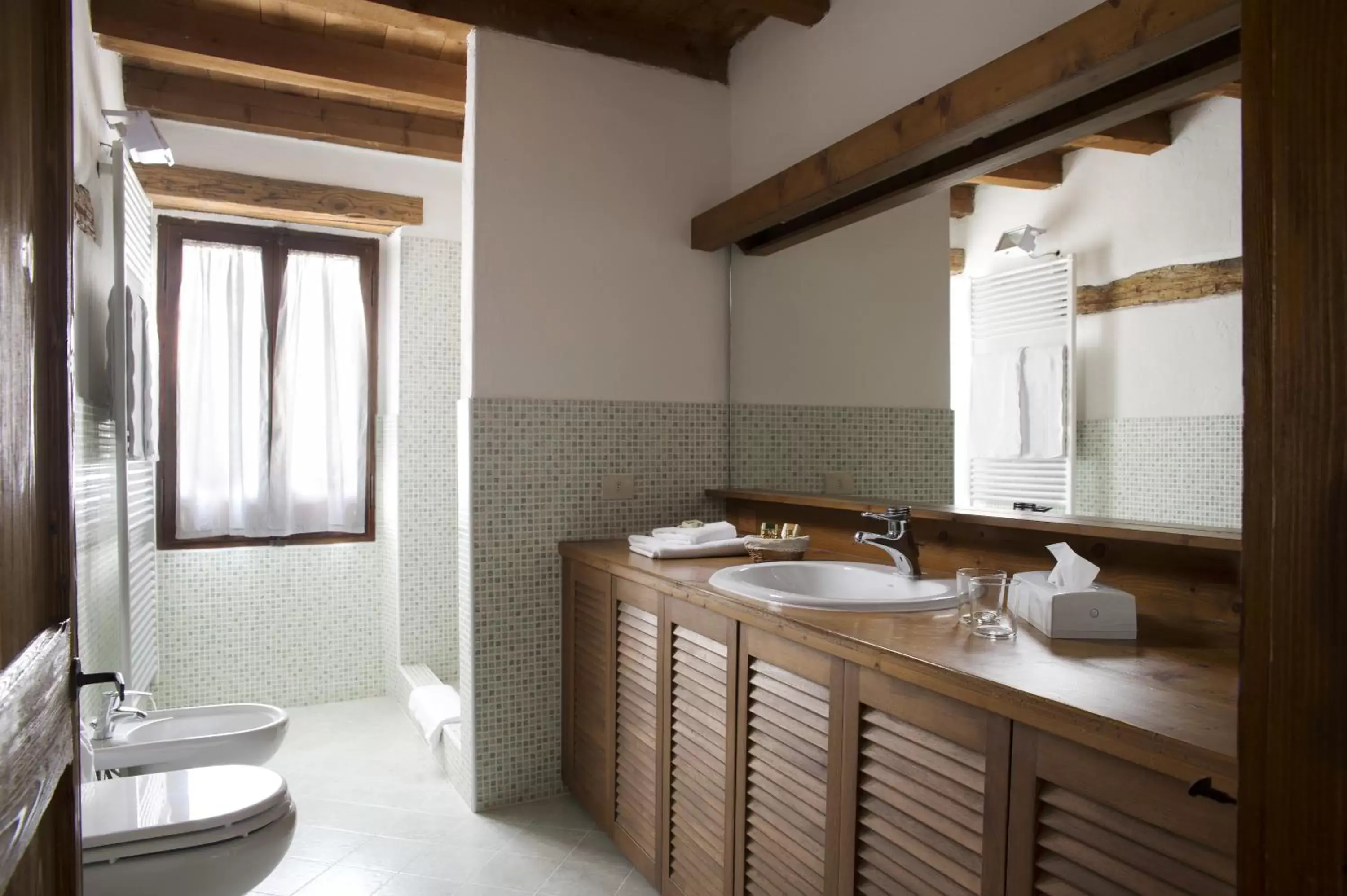 Shower, Bathroom in Il Relais dell'Abbazia