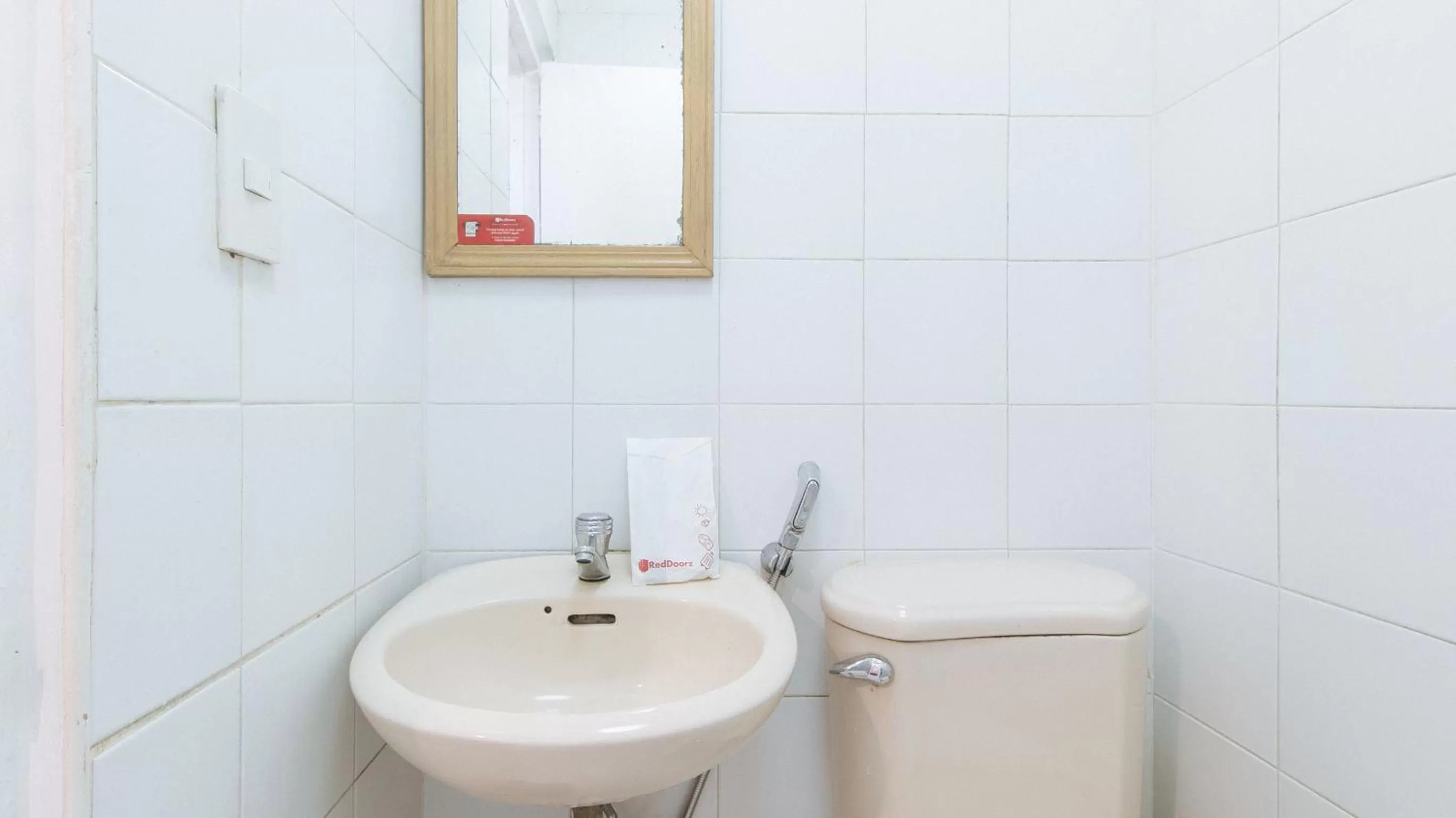 Bathroom in RedDoorz Premium near Greenbelt Makati - Vaccinated Staff